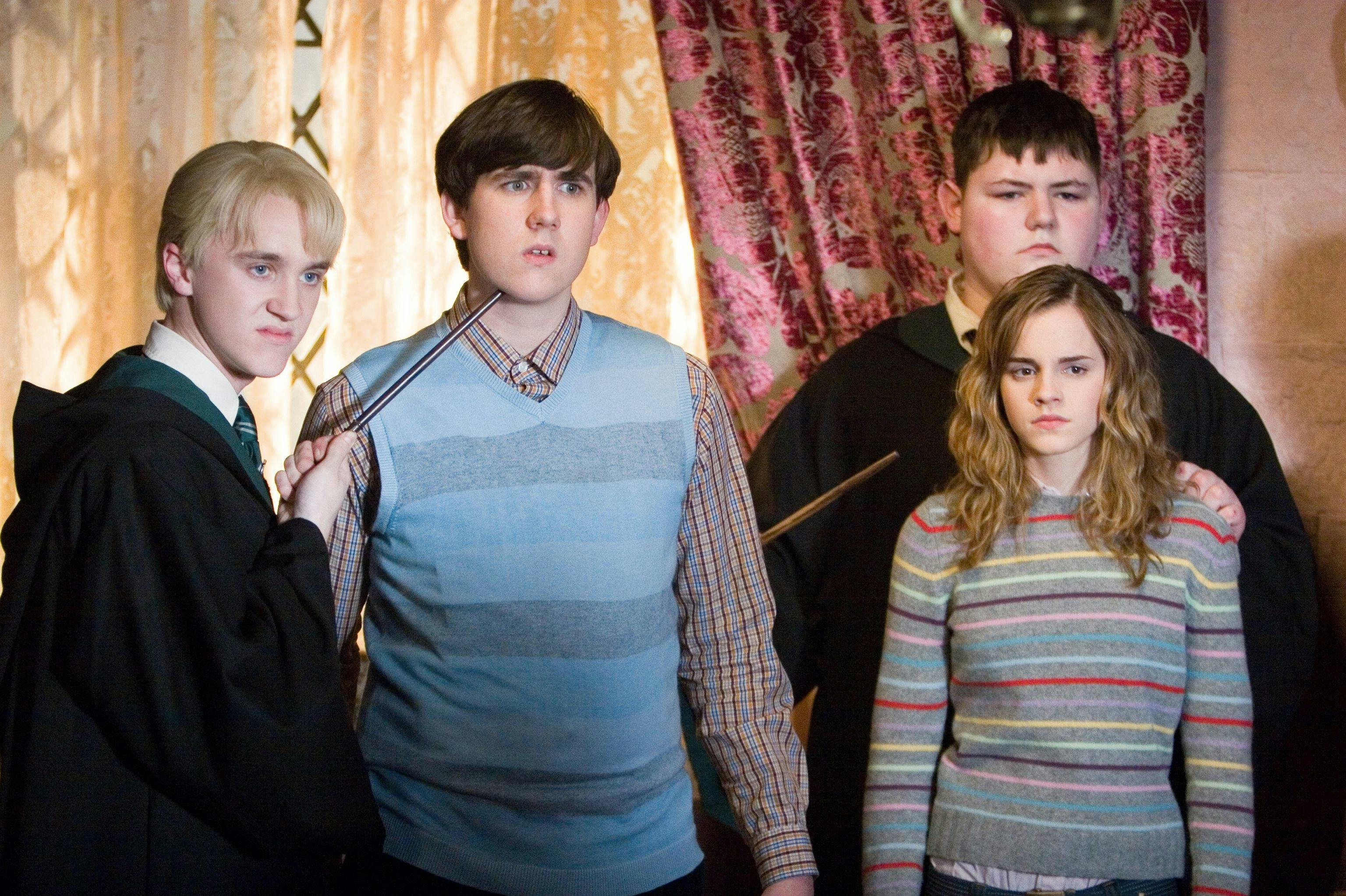 Jamie Waylett, der her står bag Emma Watson på billedet, spillede Vincent Crabbe, der var en af Draco Malfoys Slytherin-håndlangere. 