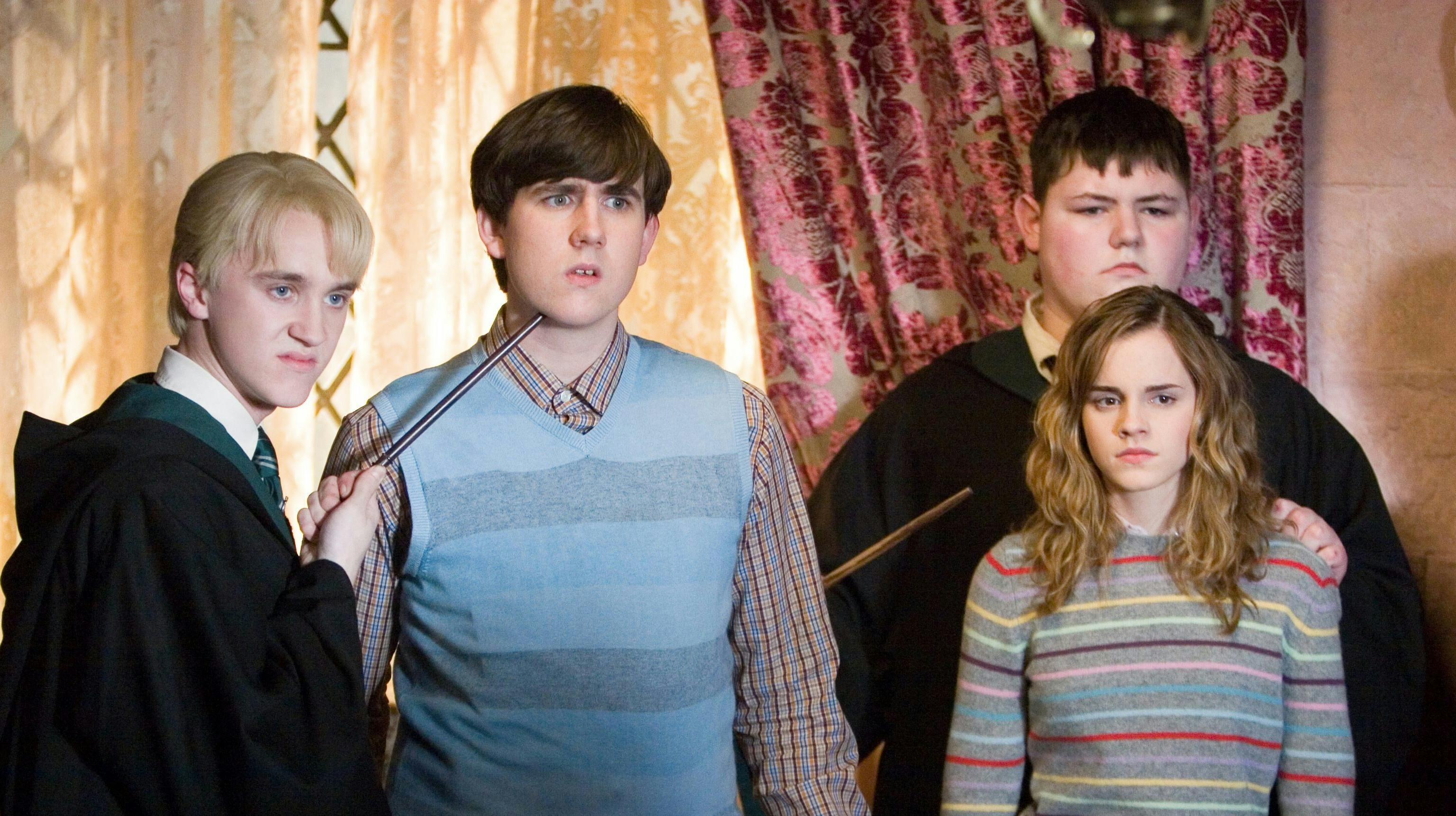 Jamie Waylett, der her står bag Emma Watson på billedet, spillede Vincent Crabbe, der var en af Draco Malfoys Slytherin-håndlangere.