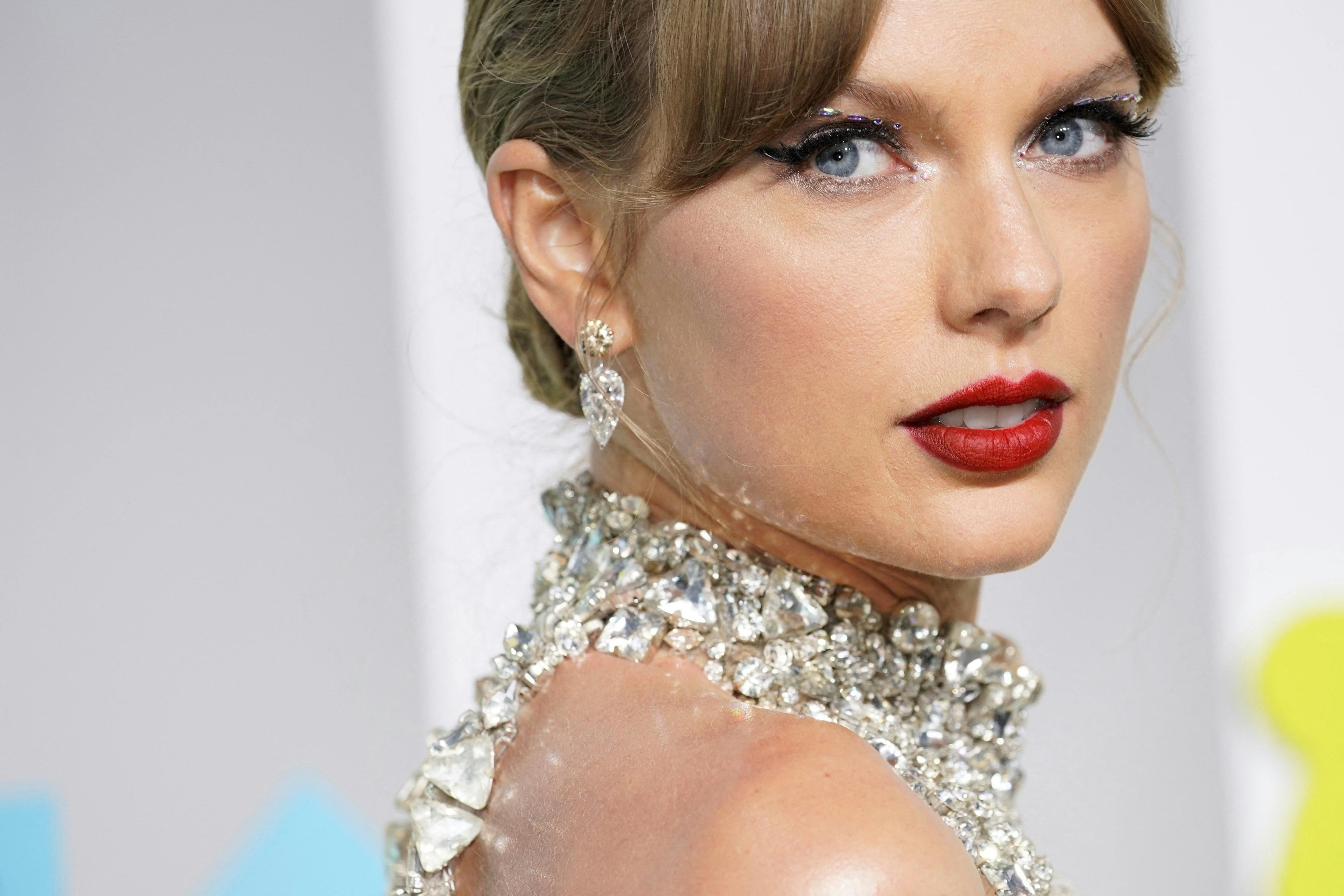 Taylor Swift arrives at the 2022 MTV Video Music Awards at the Prudential Center in Newark, New Jersey, U.S., August 28, 2022. REUTERS/Eduardo Munoz TPX IMAGES OF THE DAY