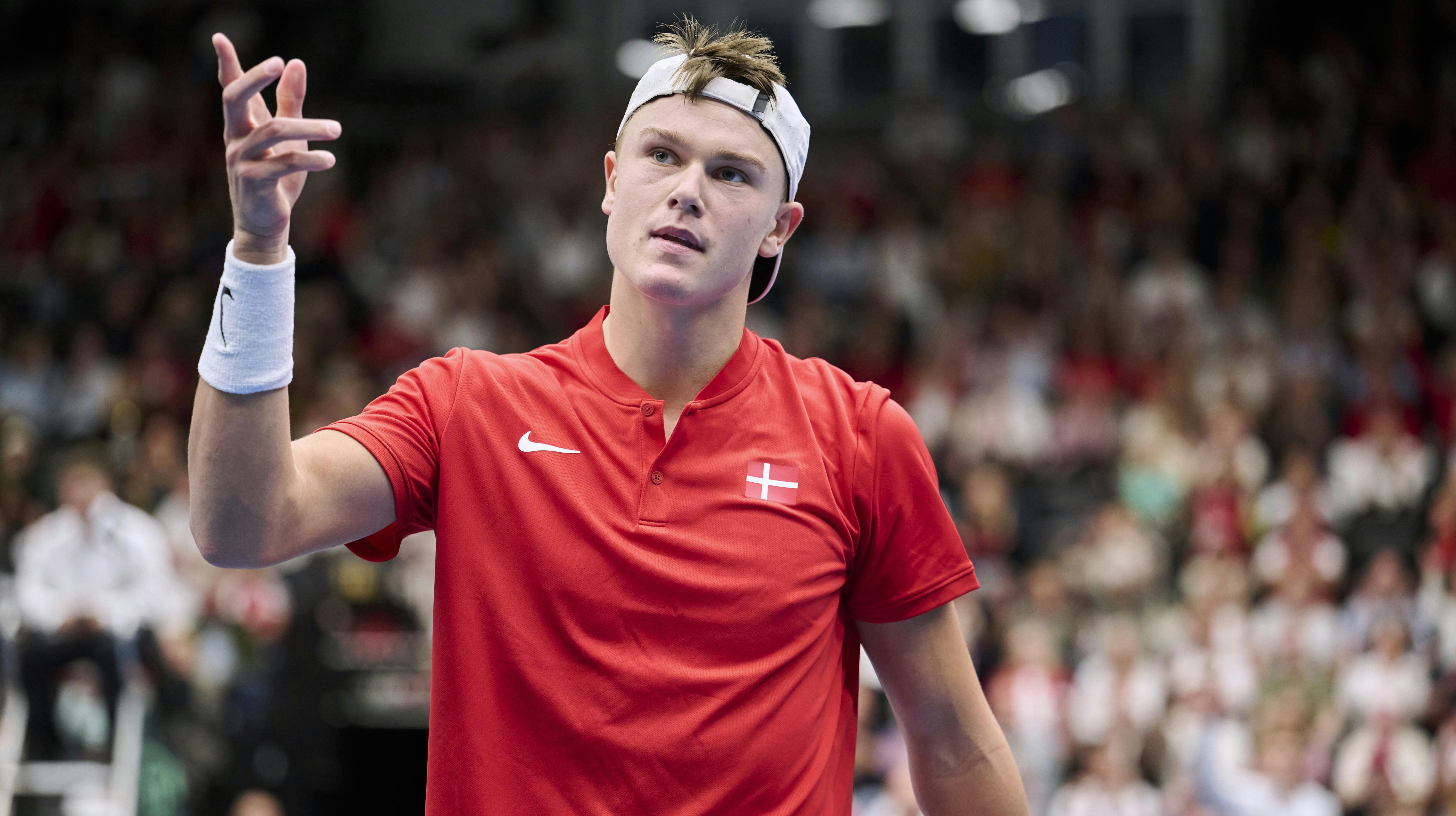 Opgavebeskrivelse: Davis Cup, Danmark – Brasilien. Holger Rune spiller. Sted: Royal Stage, HillerødFotograf: Lars H. LaursenJournalist: Caroline EiersøOptagelsedato: 2023.09.14