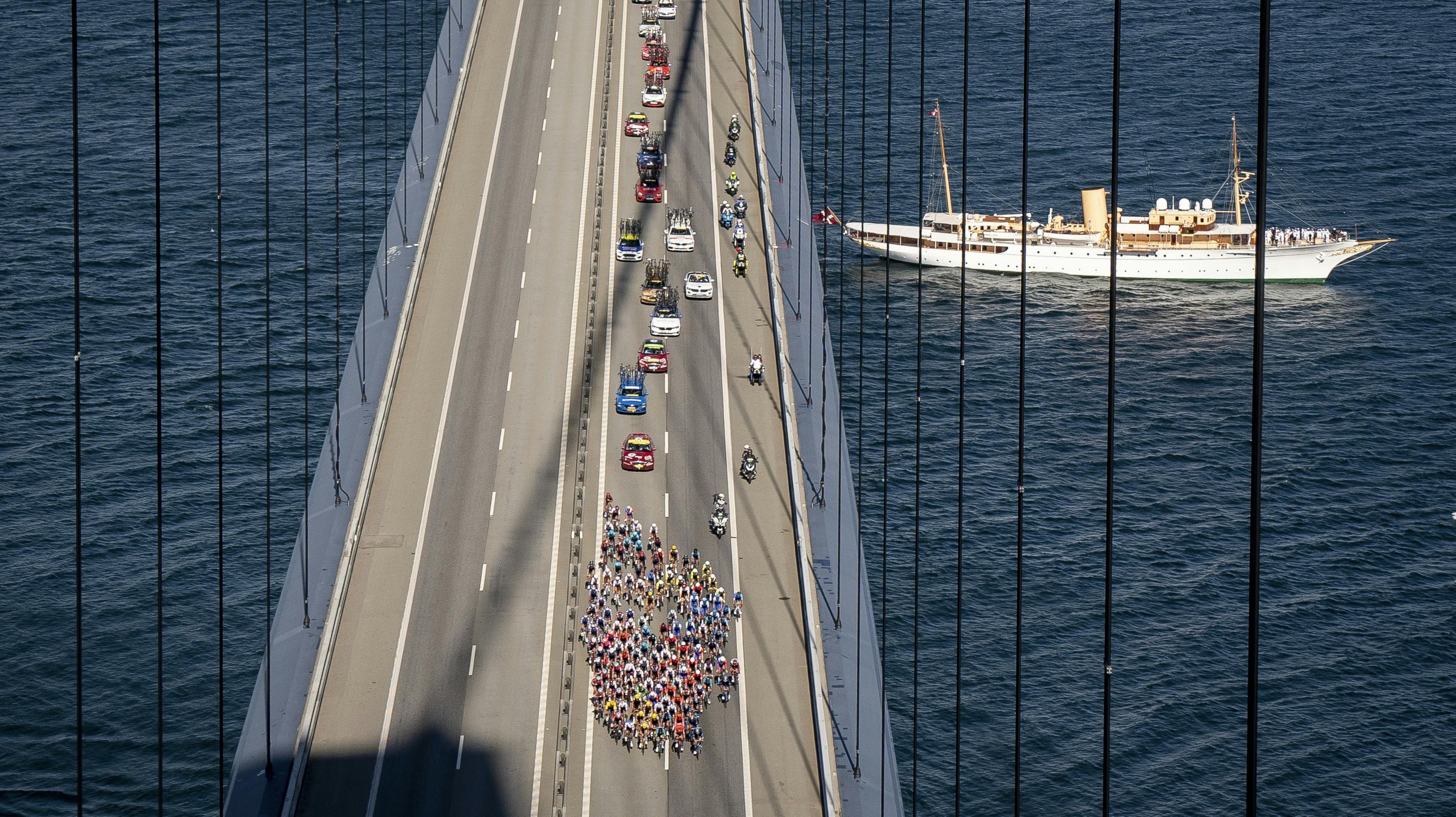 Normalt er Storebæltsbroen en cykelfri zone. Der gøres dog undtagelser, f.eks. som her, hvor Tour de France ramte Danmark i 2022.