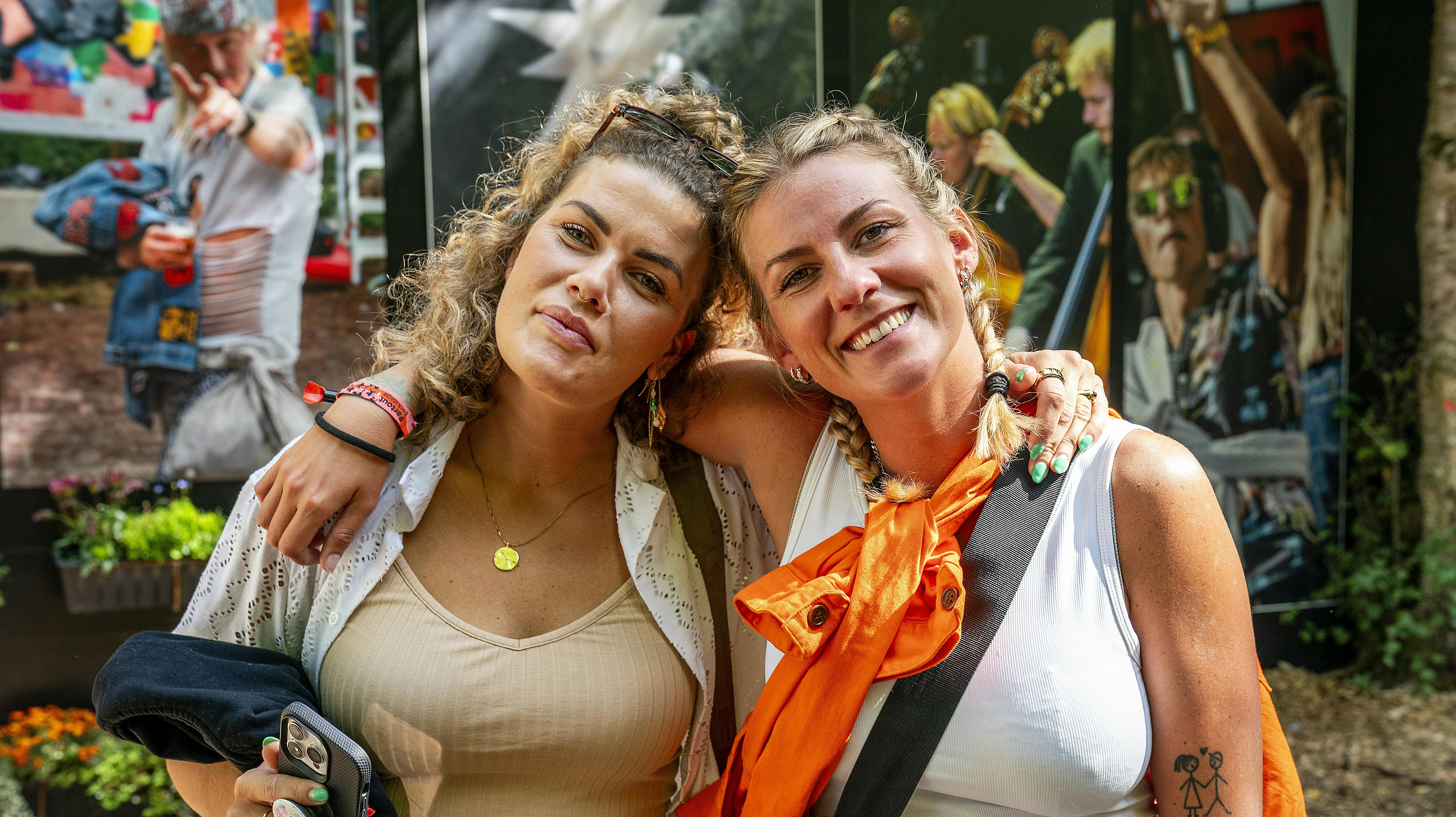 Eva Lund (til venstre) havde et træls møde med politiet lørdag, da hun brugte sin telefon i få sekunder, mens hun holdt tilbage for rødt lys 