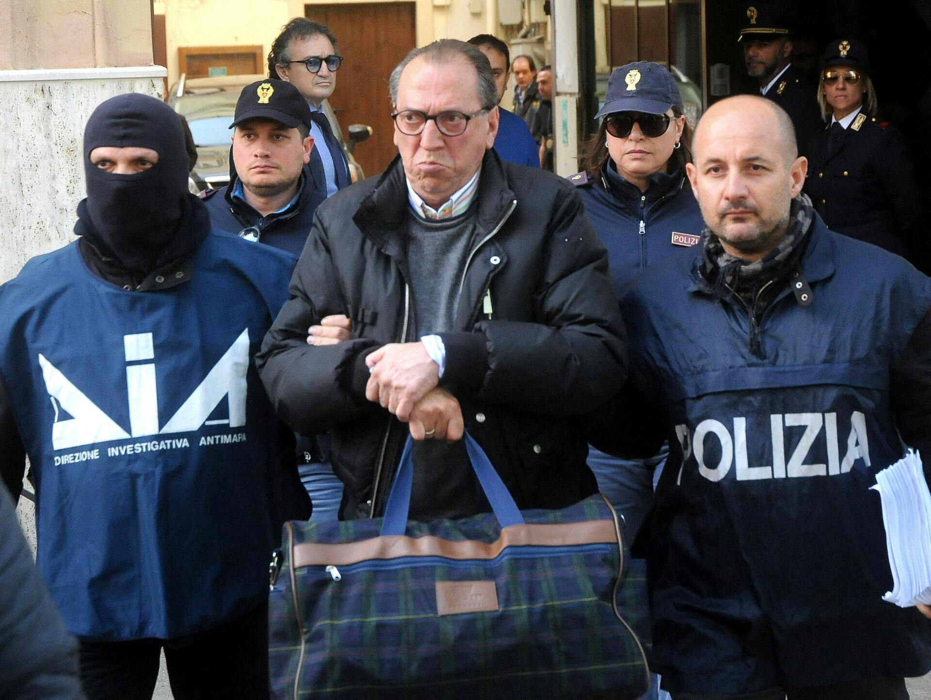 Mafia-bossen Matteo Messina Denaro, som menes at have været boss for den berygtede Cosa Nostra-mafia i årtier, er død af kræft. Her bliver hans svoger ført ud af politiet ved en tidligere aktion målrettet mod mafiaorganisationen. Se et billede af mafiabos