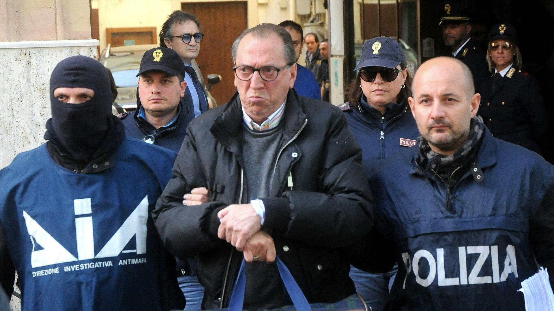 Mafia-bossen Matteo Messina Denaro, som menes at have været boss for den berygtede Cosa Nostra-mafia i årtier, er død af kræft. Her bliver hans svoger ført ud af politiet ved en tidligere aktion målrettet mod mafiaorganisationen. Se et billede af mafiabos