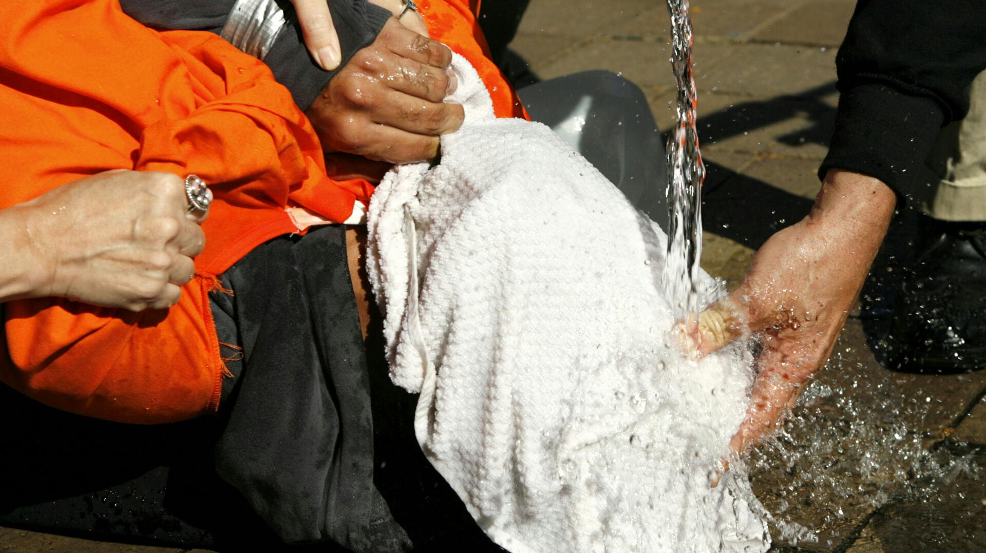 Her vises det ved en demonstration, hvad torturmetoden 'waterboarding' indebærer. En amerikansk kvinde er netop blevet dømt for at have brugt samme torturmetode mod sit spædbarn.