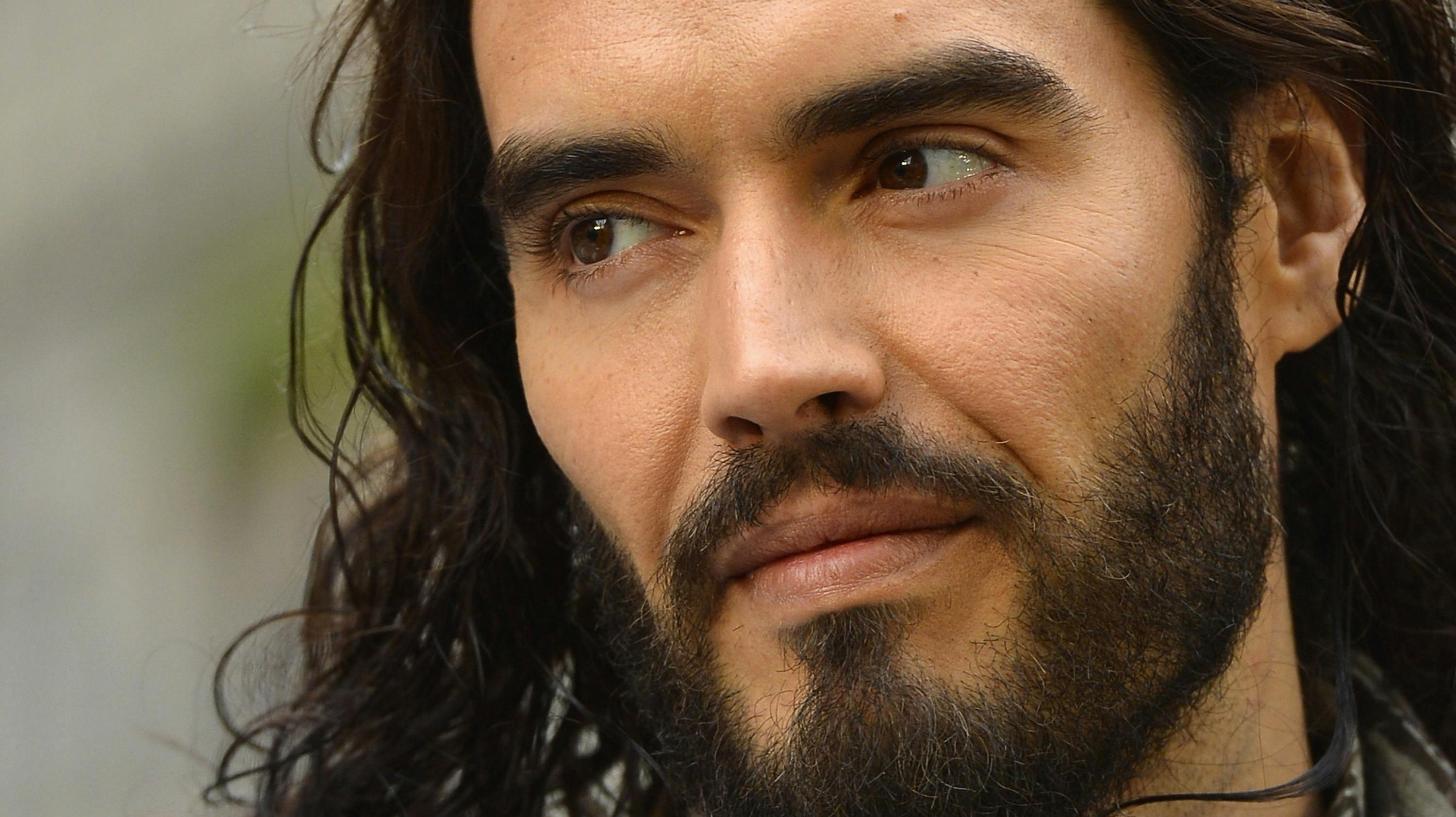Den britiske skuespiller og komiker, Russell Brand, mener selv, at han bliver udsat for aftalt spil mellem "den dybe stat" og virksomheder samt "mediekorruption og censurering"