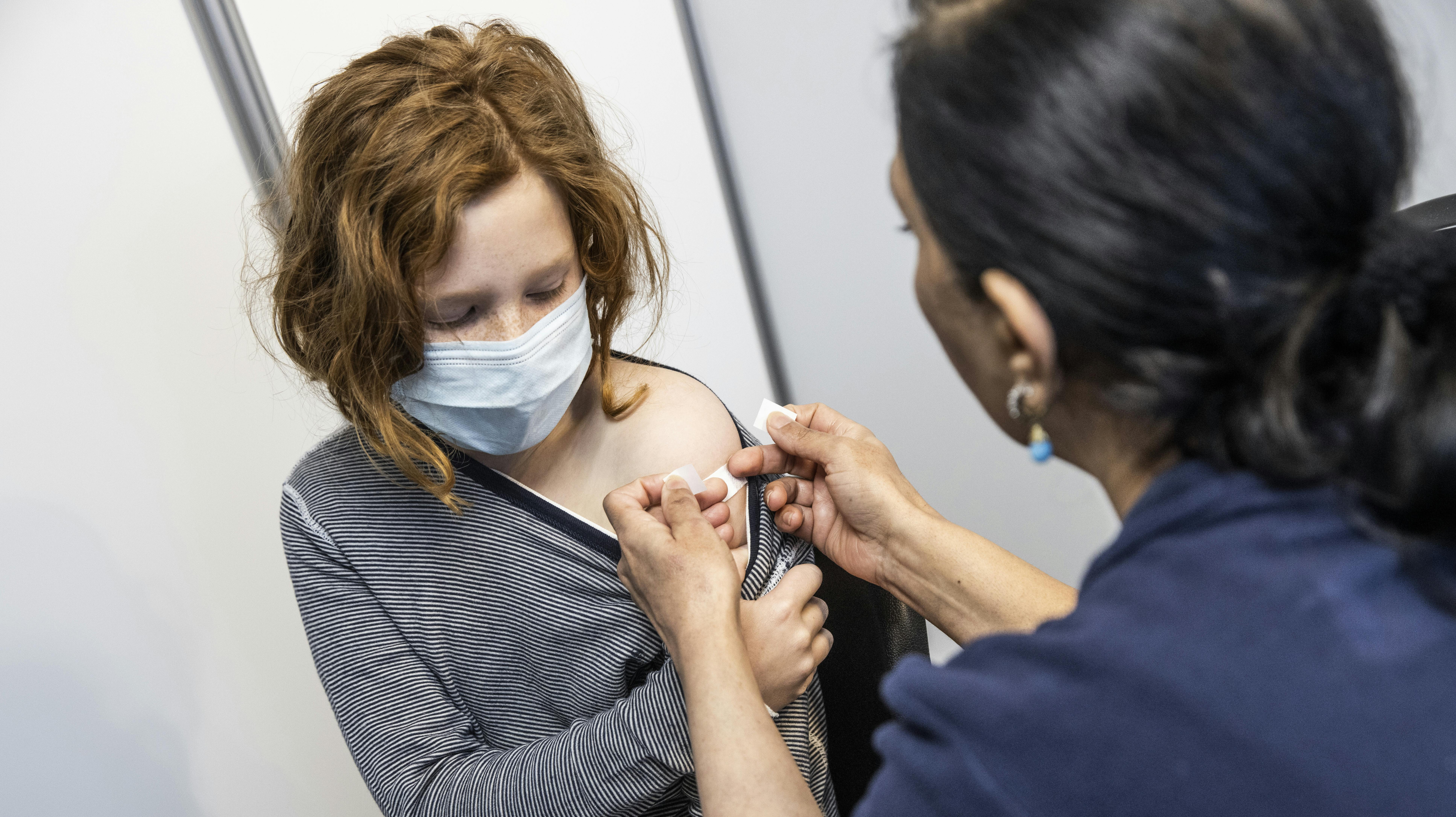 Rækkefølgen af coronasmitte og vaccination har betydning for sandsynligheden for fremtidig smitte, viser nyt studie.