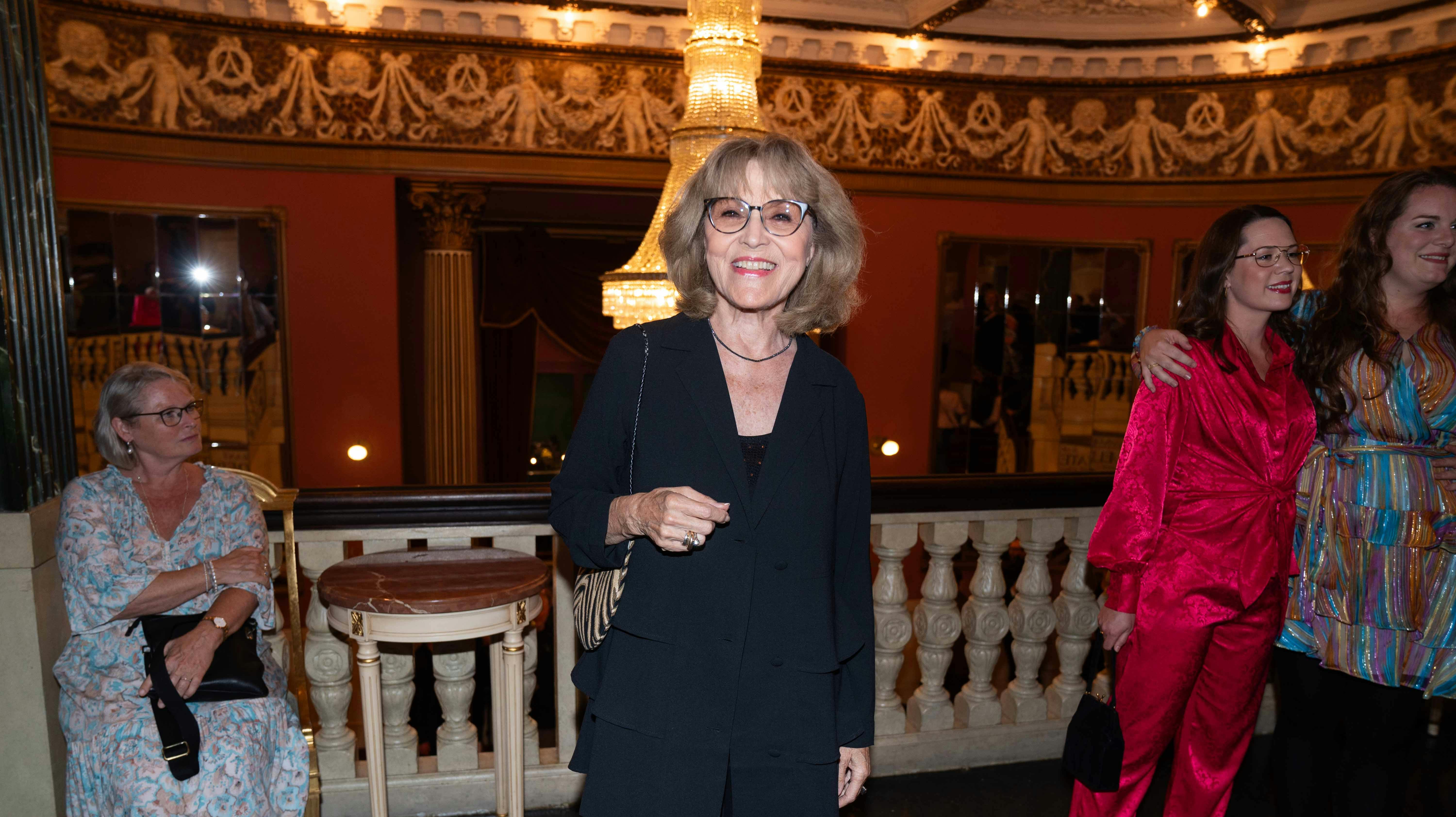 Susse Wold måtte stå alene i fredags, da hun var inde i Det Ny Teater. Manden Bent Mejding måtte nemlig blive derhjemme efter en operation. 
