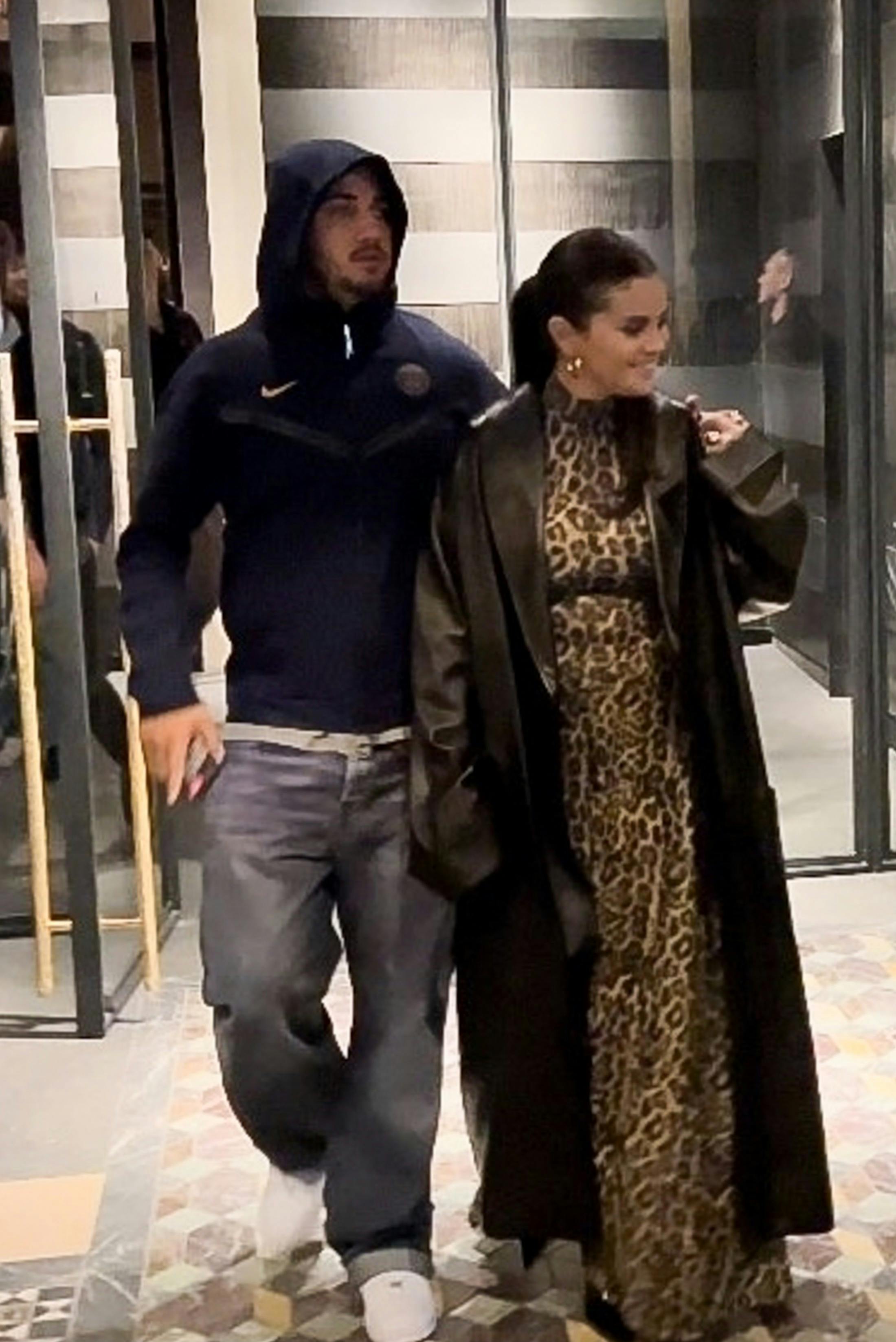 Paris, FRANCE - *EXCLUSIVE* - Selena Gomez makes time for her fans as she poses for pictures while exiting the Costes after dinner with Nicola Peltz, Brooklyn Beckham, and a friend. Pictured: Selena Gomez BACKGRID USA 24 SEPTEMBER 2023 USA: +1 310 798 9111 / usasales@backgrid.com UK: +44 208 344 2007 / uksales@backgrid.com *UK Clients - Pictures Containing Children Please Pixelate Face Prior To Publication*