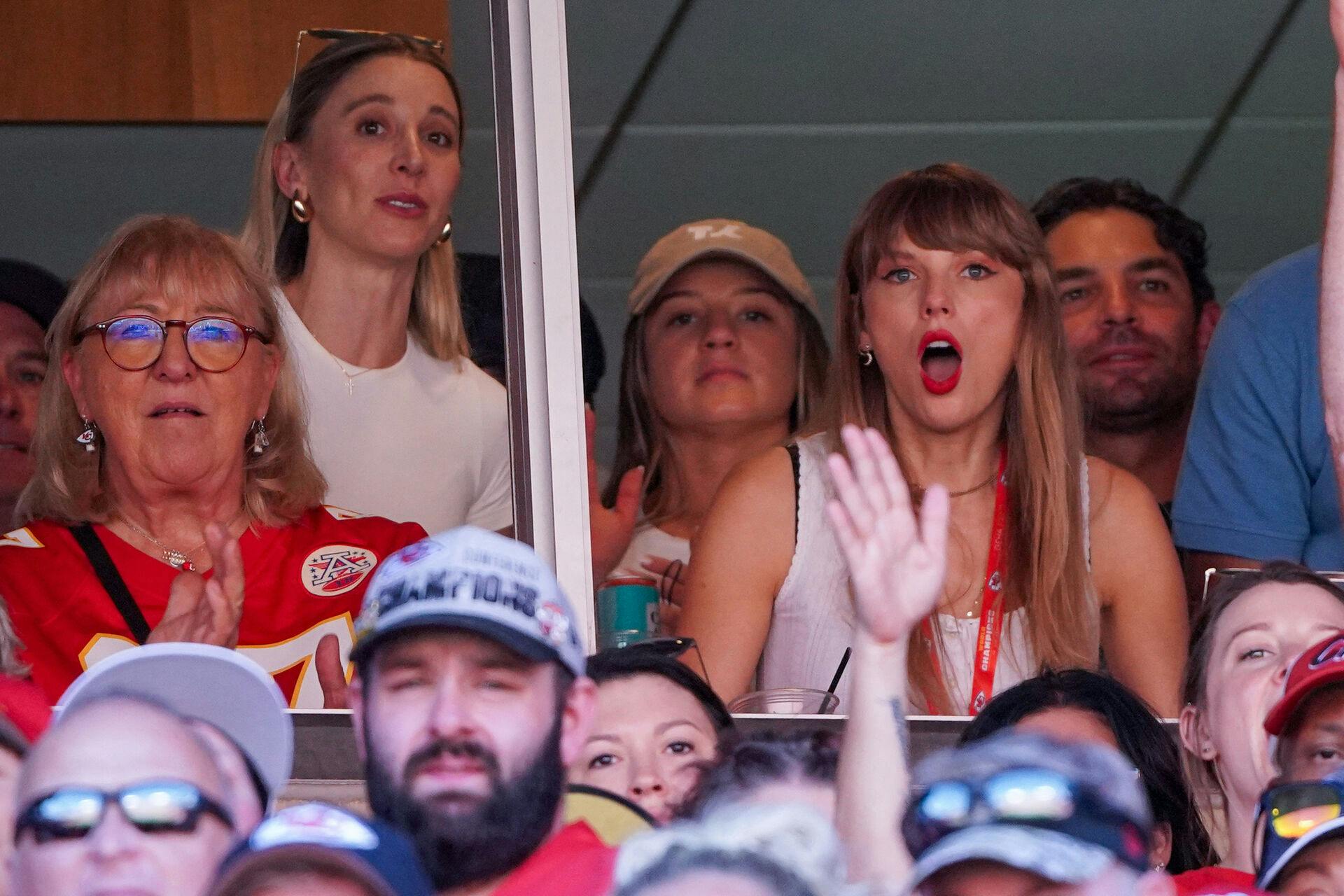 Taylor Swift så ud til at være imponeret over Travis Kelces præstation, da han sammen med Kansas City Chiefs søndag aften slog Chicago Bears på Arrowhead Stadium.