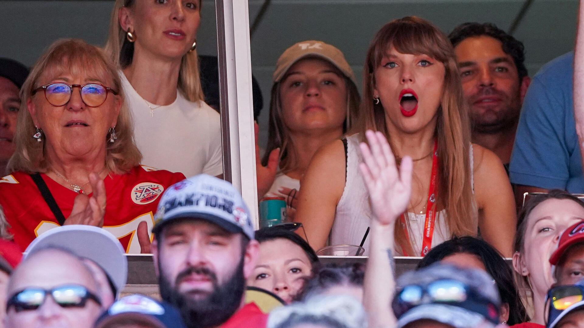 Taylor Swift så ud til at være imponeret over Travis Kelces præstation, da han sammen med Kansas City Chiefs søndag aften slog Chicago Bears på Arrowhead Stadium.