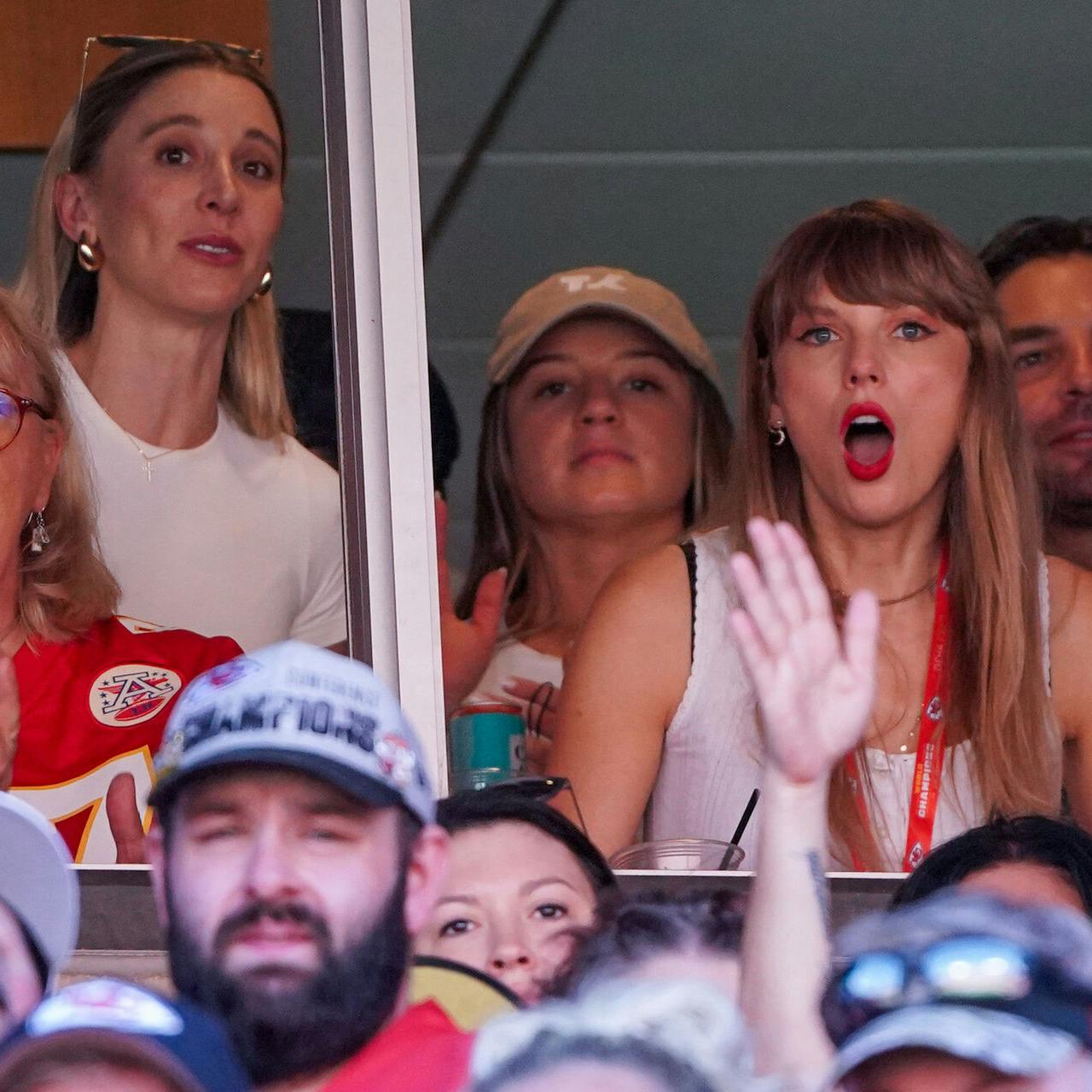 Taylor Swift så ud til at være imponeret over Travis Kelces præstation, da han sammen med Kansas City Chiefs søndag aften slog Chicago Bears på Arrowhead Stadium.