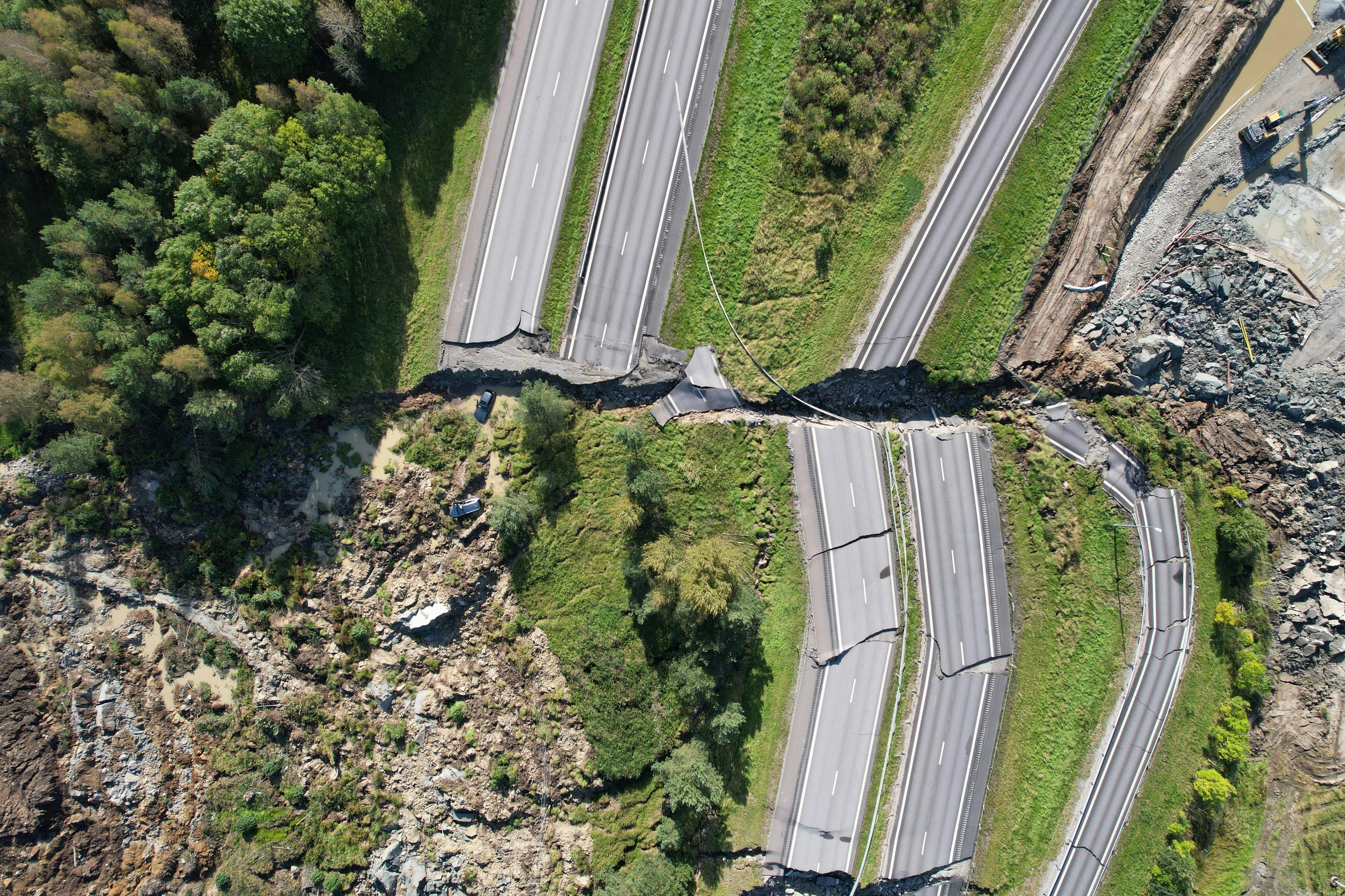 STENUNGSUND 20230924 E6 vid Stenungsund är avstängd i båda riktningarna efter att ihållande regn orsakade ett stort jordskred tidigt lördag morgon. Foto: Hanna Brunlöf Windell / TT / kod 9200. (Foto: 9200 Hanna Brunlöf Windell/TT/Ritzau Scanpix)
