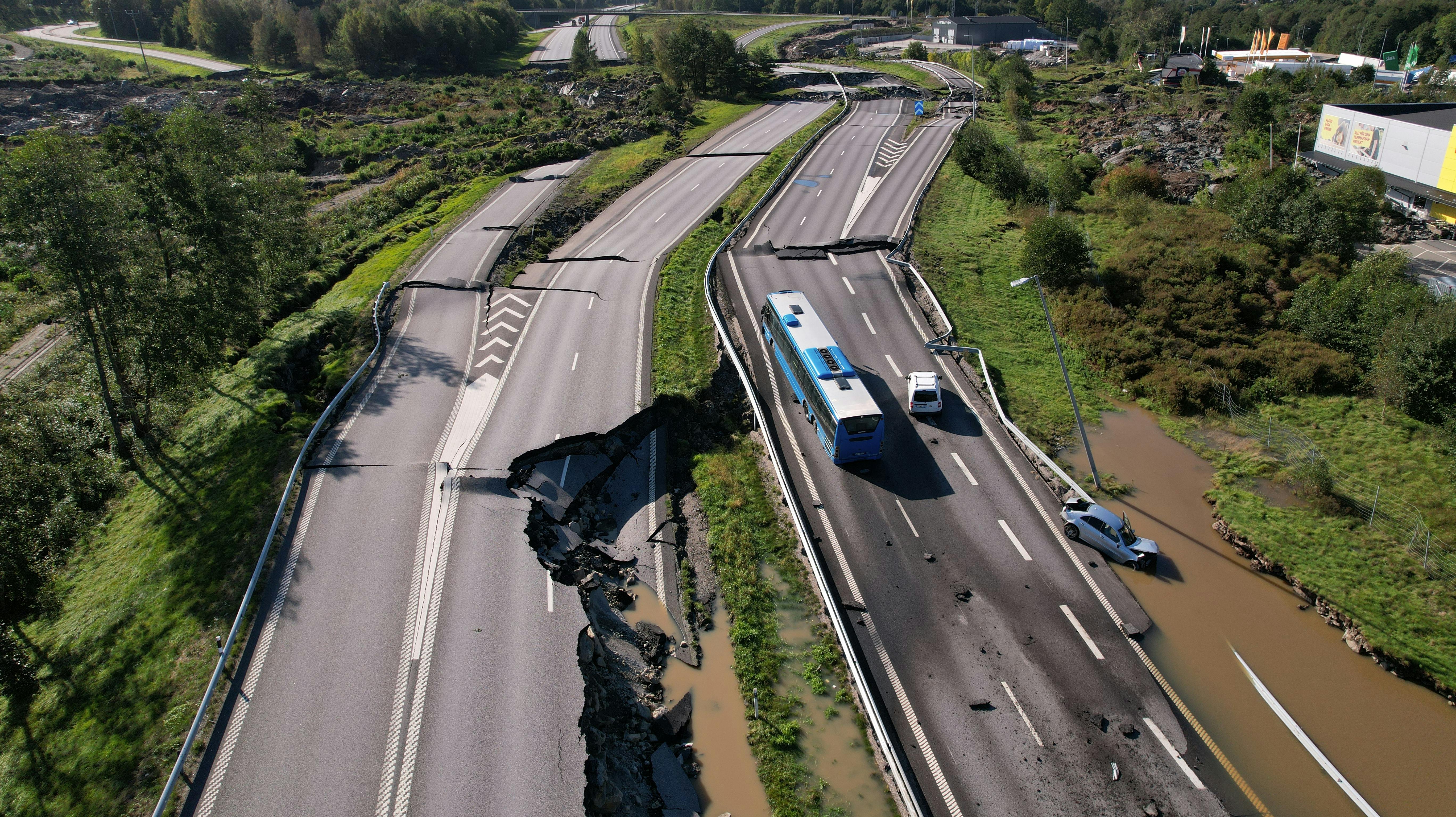 STENUNGSUND 20230924 E6 vid Stenungsund är avstängd i båda riktningarna efter att ihållande regn orsakade ett stort jordskred tidigt lördag morgon. Foto: Hanna Brunlöf Windell / TT / kod 9200. (Foto: 9200 Hanna Brunlöf Windell/TT/Ritzau Scanpix)