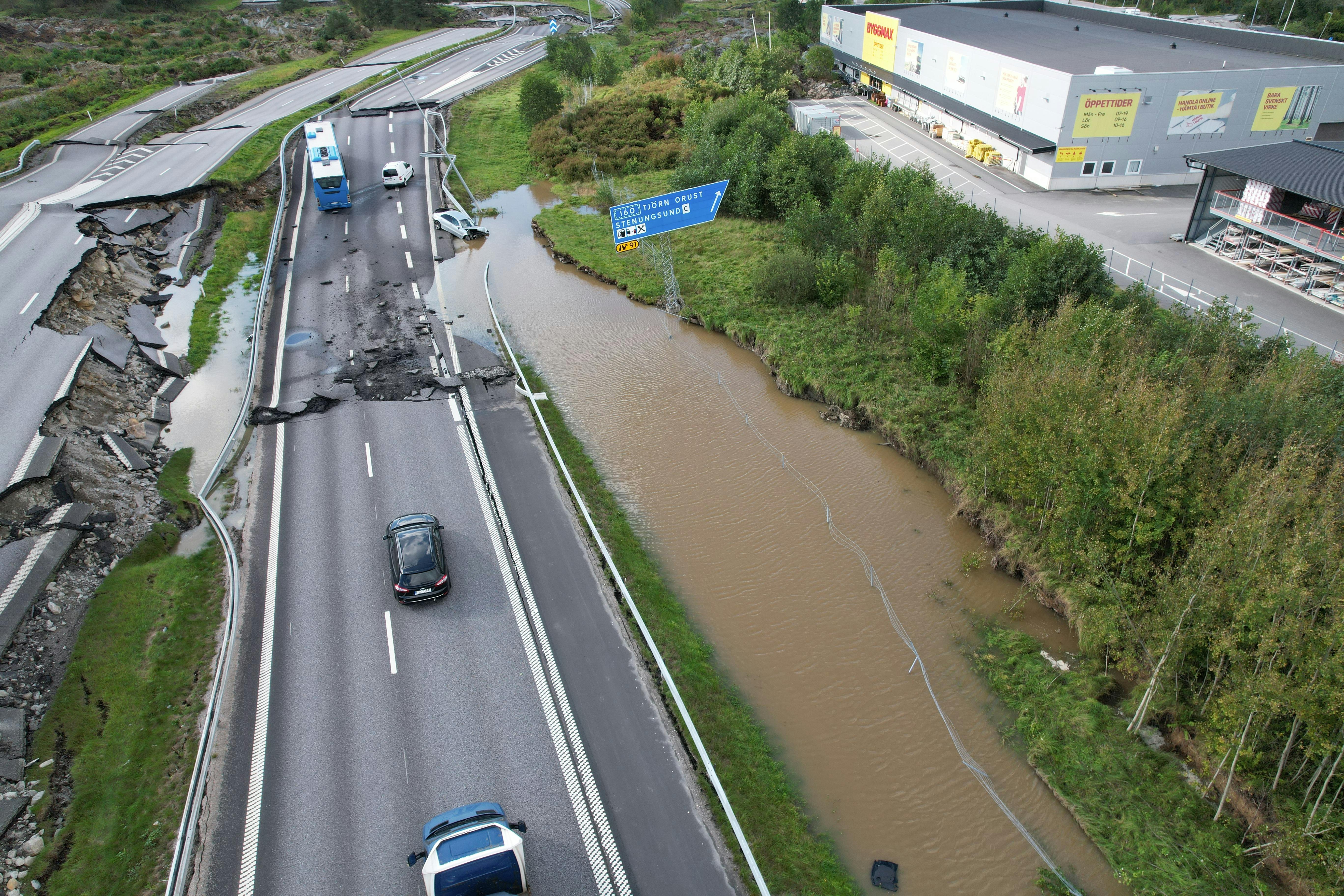 STENUNGSUND 20230924 E6 vid Stenungsund är avstängd i båda riktningarna efter att ihållande regn orsakade ett stort jordskred tidigt lördag morgon. Foto: Hanna Brunlöf Windell / TT / kod 9200. (Foto: 9200 Hanna Brunlöf Windell/TT/Ritzau Scanpix)