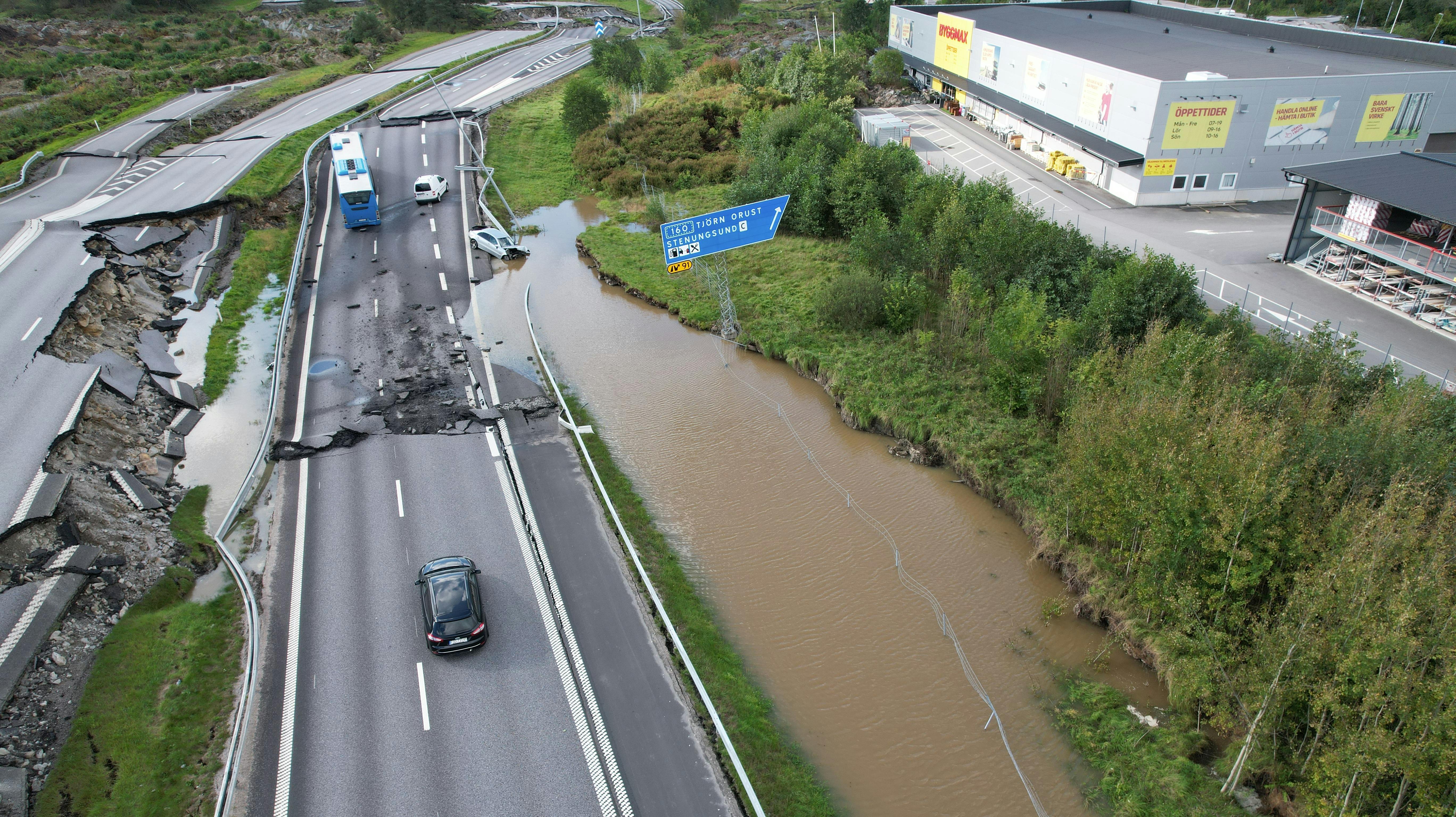 STENUNGSUND 20230924 E6 vid Stenungsund är avstängd i båda riktningarna efter att ihållande regn orsakade ett stort jordskred tidigt lördag morgon. Foto: Hanna Brunlöf Windell / TT / kod 9200. (Foto: 9200 Hanna Brunlöf Windell/TT/Ritzau Scanpix)