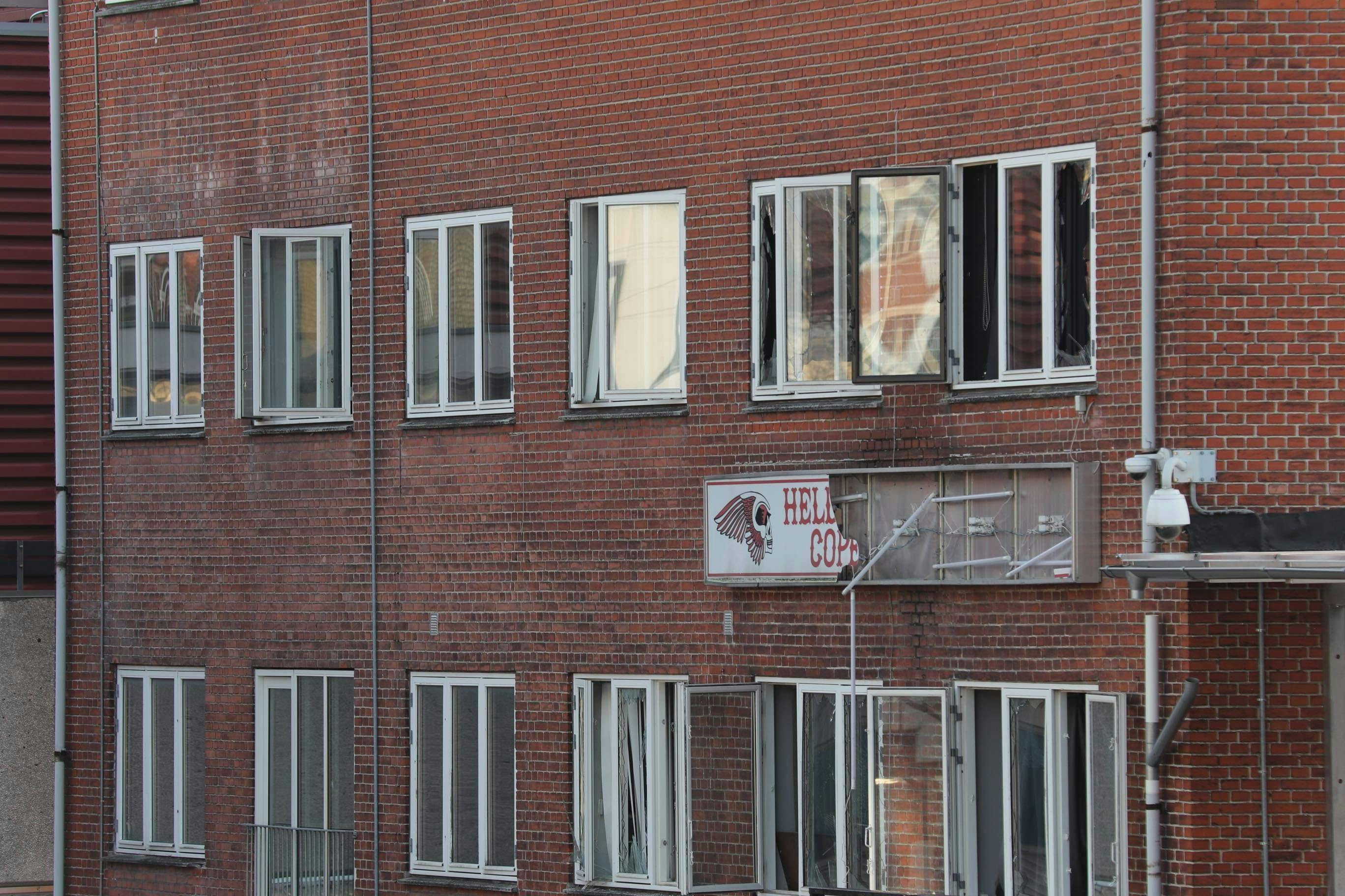 En eksplosion ude foran Hells Angels klubhus på Svanevej kostede et skilt og adskillige ruder. Nu forlænger politiet visitationszoner og lukning af rockerborge.