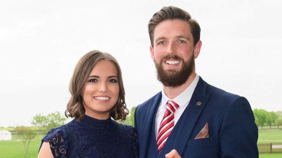 Josh Vickers og Laura Vickers har været gennem tykt og tyndt sammen, efter Laura fik konstateret kræft. Nu er hun på tragisk vis gået bort.