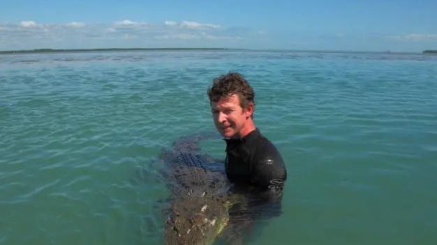 Adam Britton har en PhD i zoologi med særlig ekspertise i krokodiller. Nu sidder han bag tremmer for grusom mishandling af hunde.