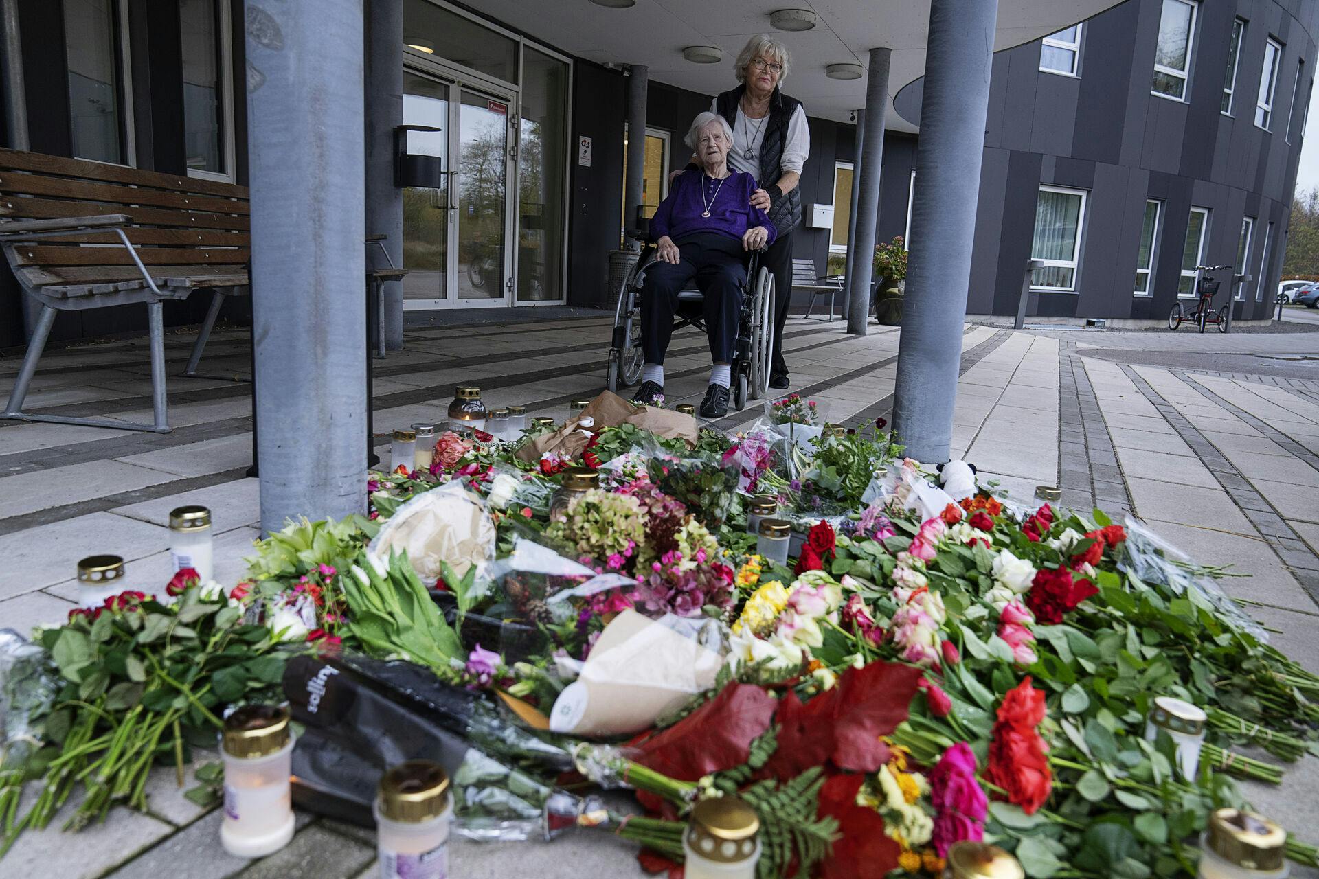 Drabet på den 37-årige kvinde sendte rystelser igennem byen. Her ses en del af det blomsterhav, der blev efterladt til ære for den afghanske kvinde.