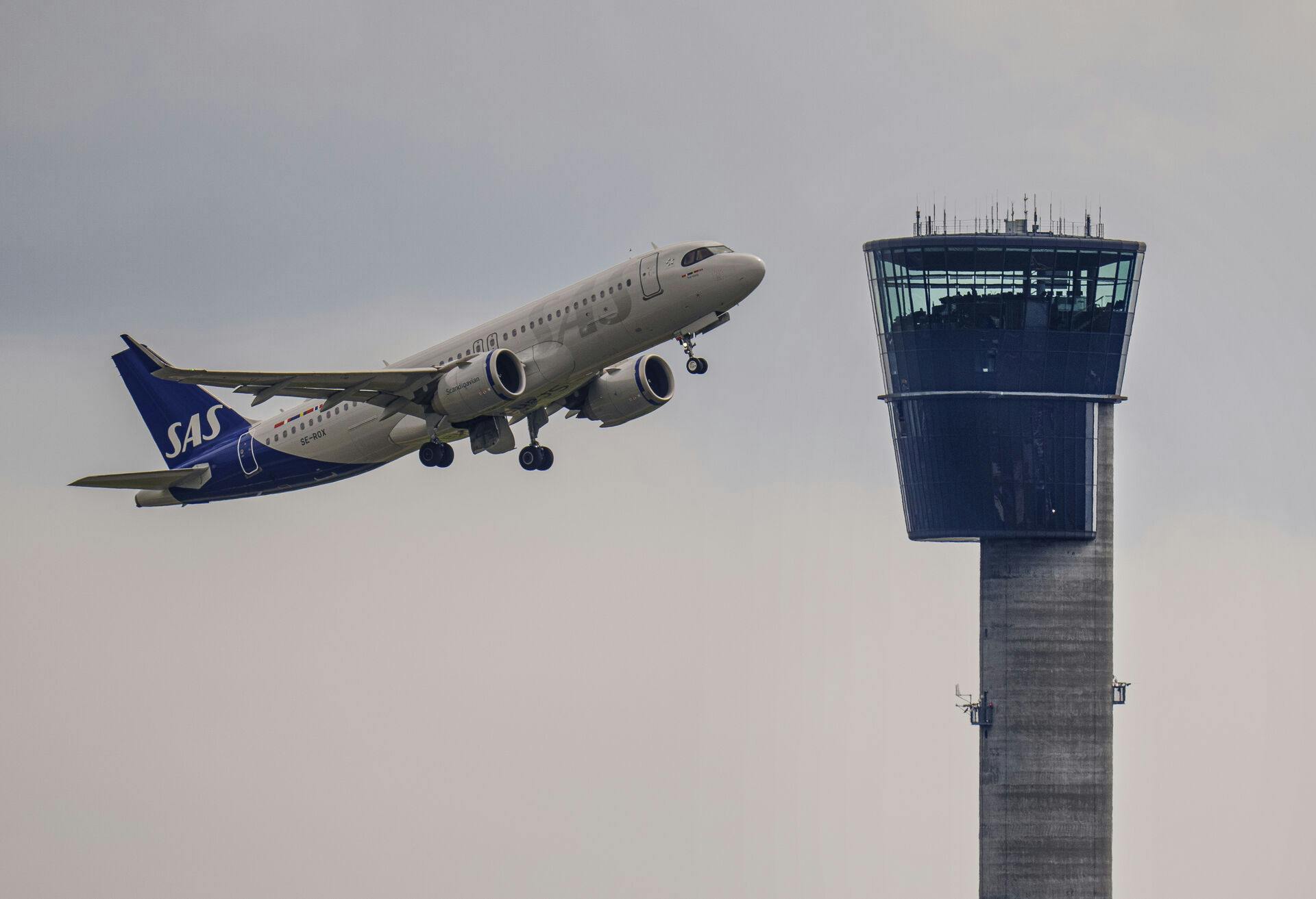 Fly fra SAS passerer kontroltårnet i Københavns Lufthavn, onsdag den 24. maj 2023.. (Foto: Liselotte Sabroe/Ritzau Scanpix)