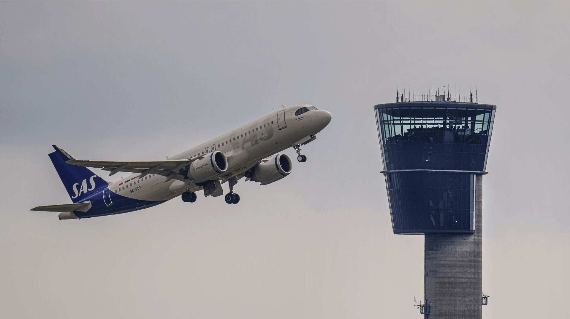 Fly fra SAS passerer kontroltårnet i Københavns Lufthavn, onsdag den 24. maj 2023.. (Foto: Liselotte Sabroe/Ritzau Scanpix)