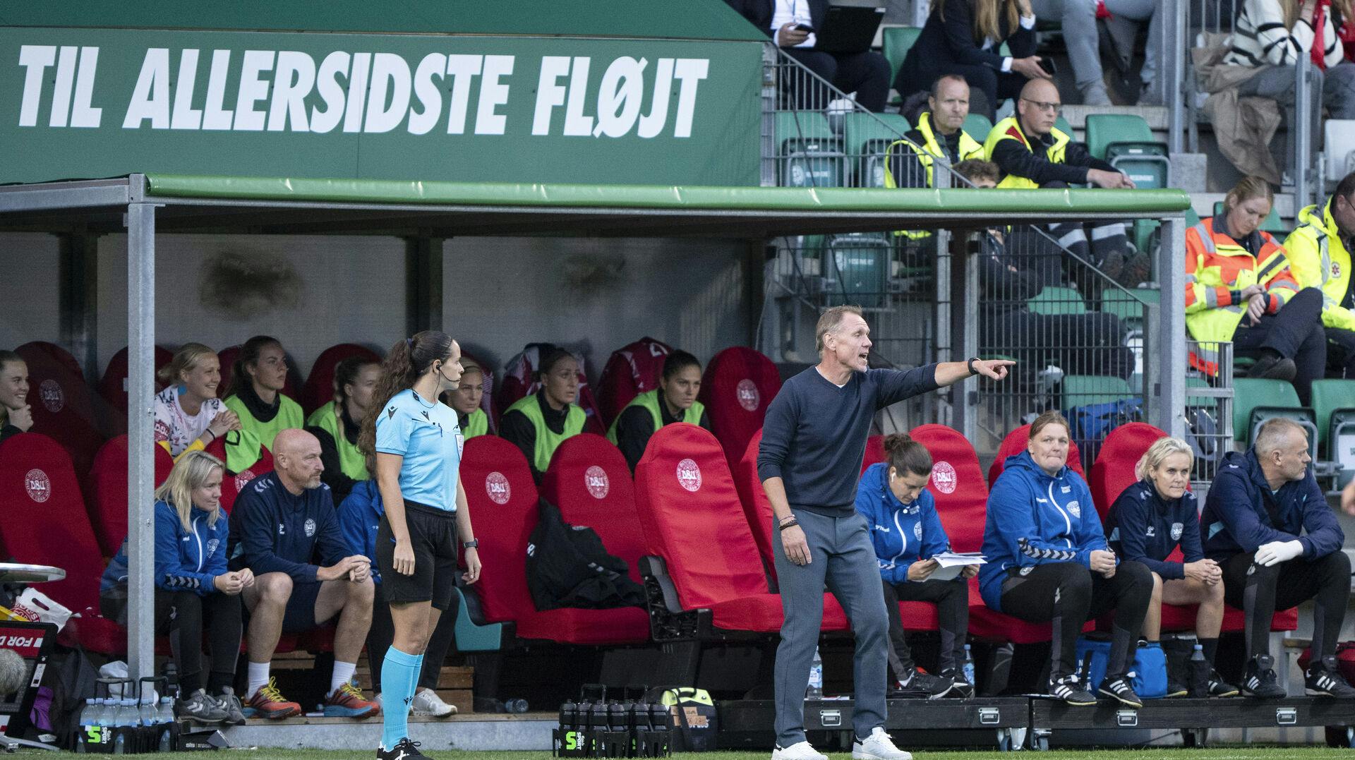 Cheftræner Andree Jeglertz på den danske bænk under Nations League-kampen mellem Danmark og Tyskland i Viborg fredag den 22. september 2023.