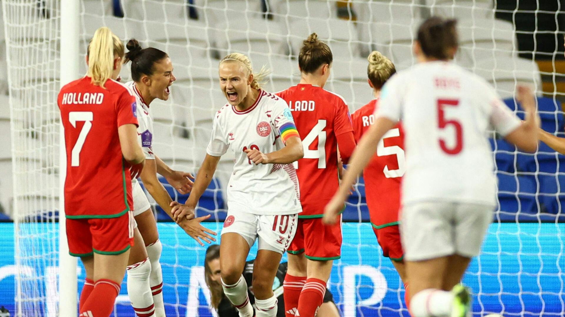 Pernille Harder scorede tre mål i landskampen mod Wales.