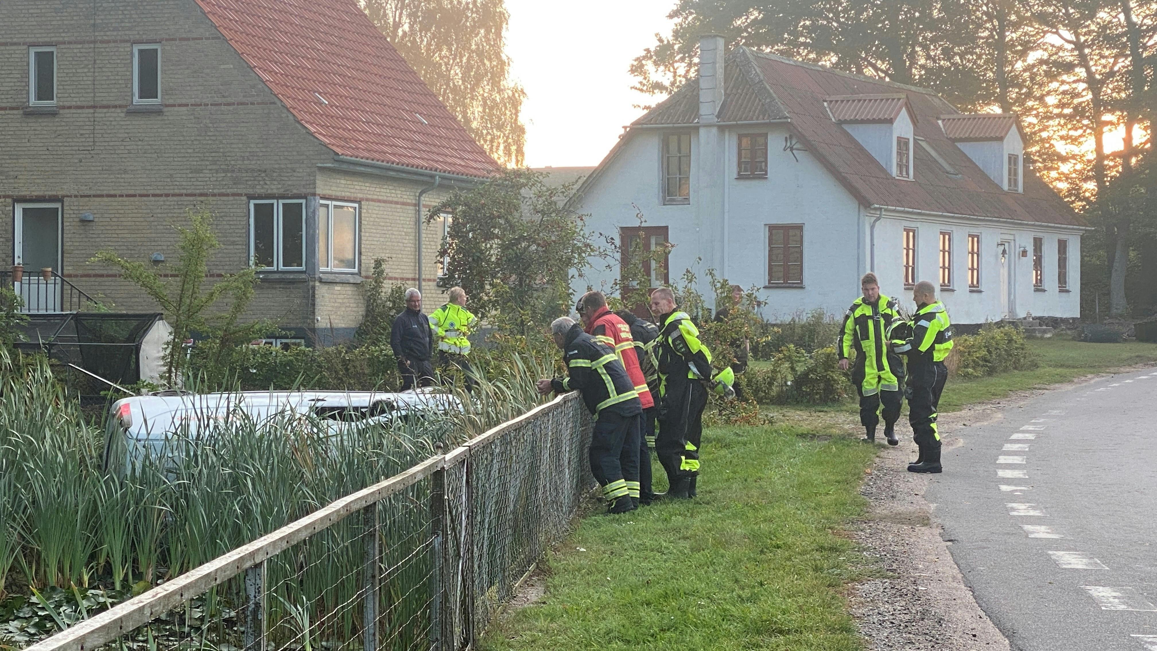 En hvid varevogn er i nattens mulm og mørke landet i gadekæret i den lille by på Falster - endnu er der ingen, der ved, hvordan det er sket.&nbsp;