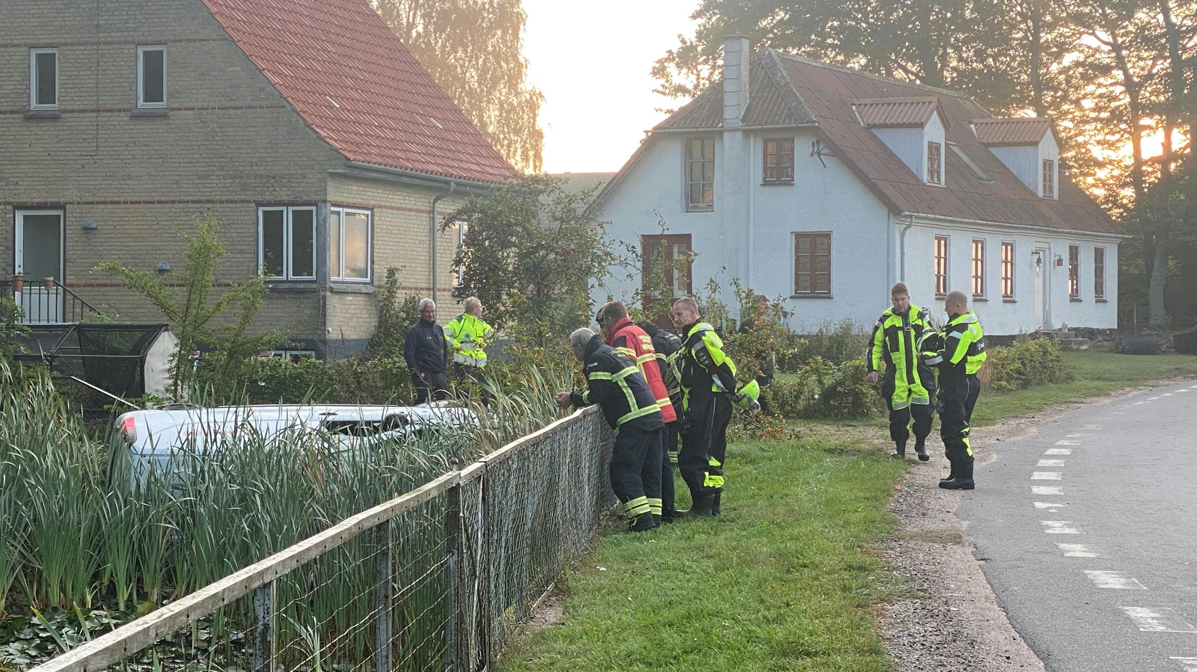 En hvid varevogn er i nattens mulm og mørke landet i gadekæret i den lille by på Falster - endnu er der ingen, der ved, hvordan det er sket. 