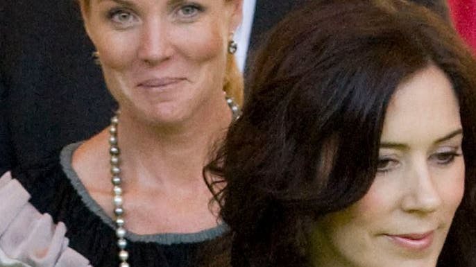 Caroline Heering, som her ses bag Mary, har udsigt til en boliggevinst på over 30 mio. kroner.