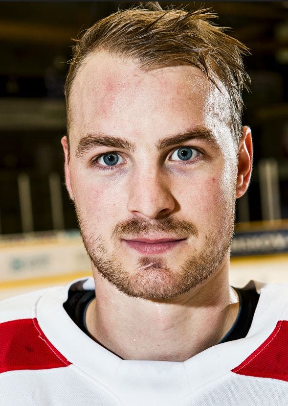 Den danske ishockeystjerne skiller sig af sommerhuset, som naturligvis har træningsfaciliteter.