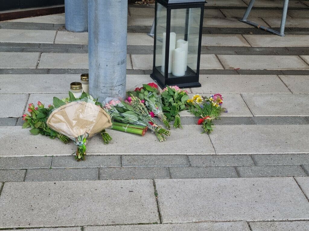 Kvinden og hendes ufødte barn mistede begge livet. Nu sidder en 25-årig mand og en 34-årig kvinde på anklagebænken.