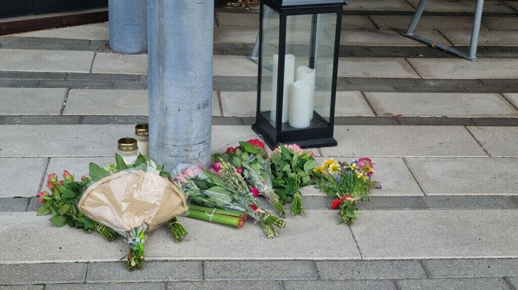 Kvinden og hendes ufødte barn mistede begge livet. Nu sidder en 25-årig mand og en 34-årig kvinde på anklagebænken.