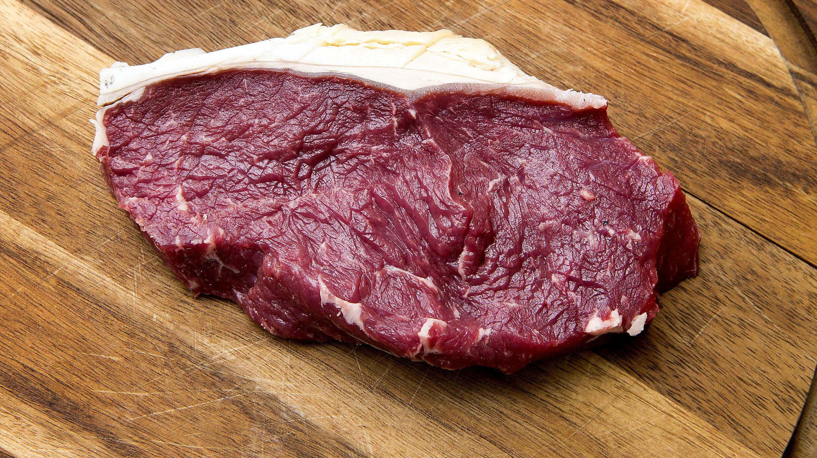 BTs madskole med Slagter Peter Steen fra Gourmandiet på Østerbro i København. Forskellige luksusudskæringer til bøffer. Her er det en entrecote.