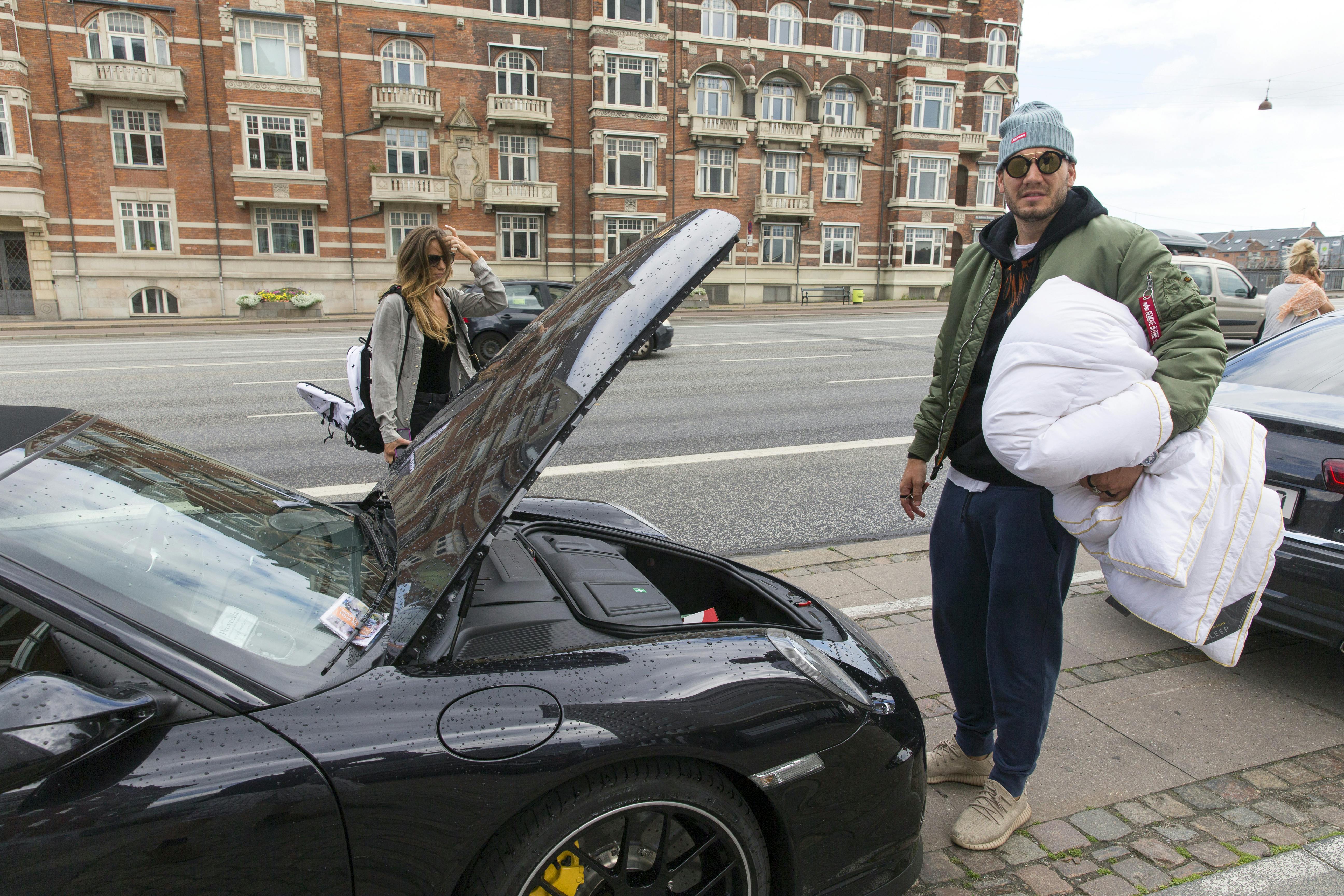 Reanin Johannink var på besøg hos Bendtner i København.