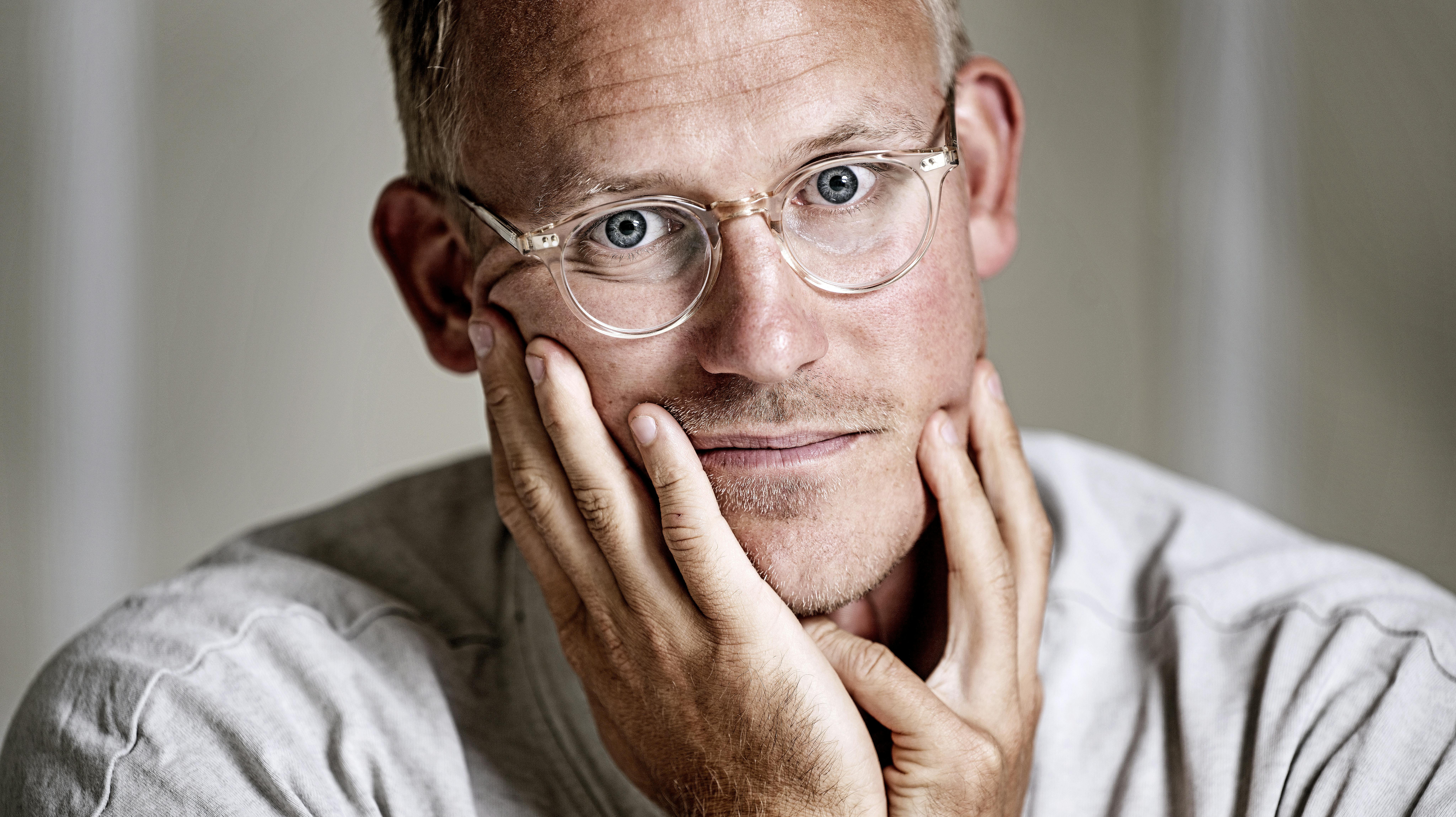 Daniel Rye Ottosen, freelance fotograf, der i 13 måneder i 2013 og 2014 blev holdt som gidsel af Islamisk Stat. Han blev frigivet i juni 2014 efter at der var betalt en løsesum på 15 millioner kroner. Daniel er aktuel med bogen "Nærmest fri".