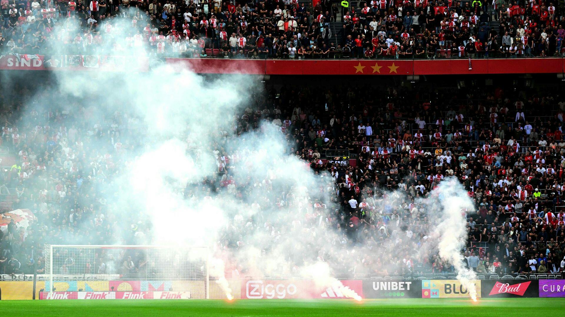 Opgøret mod Feyenoord søndag blev afblæst ved stillingen 3-0 i gæsternes favør blandt andet på grund af kast med pyroteknik.