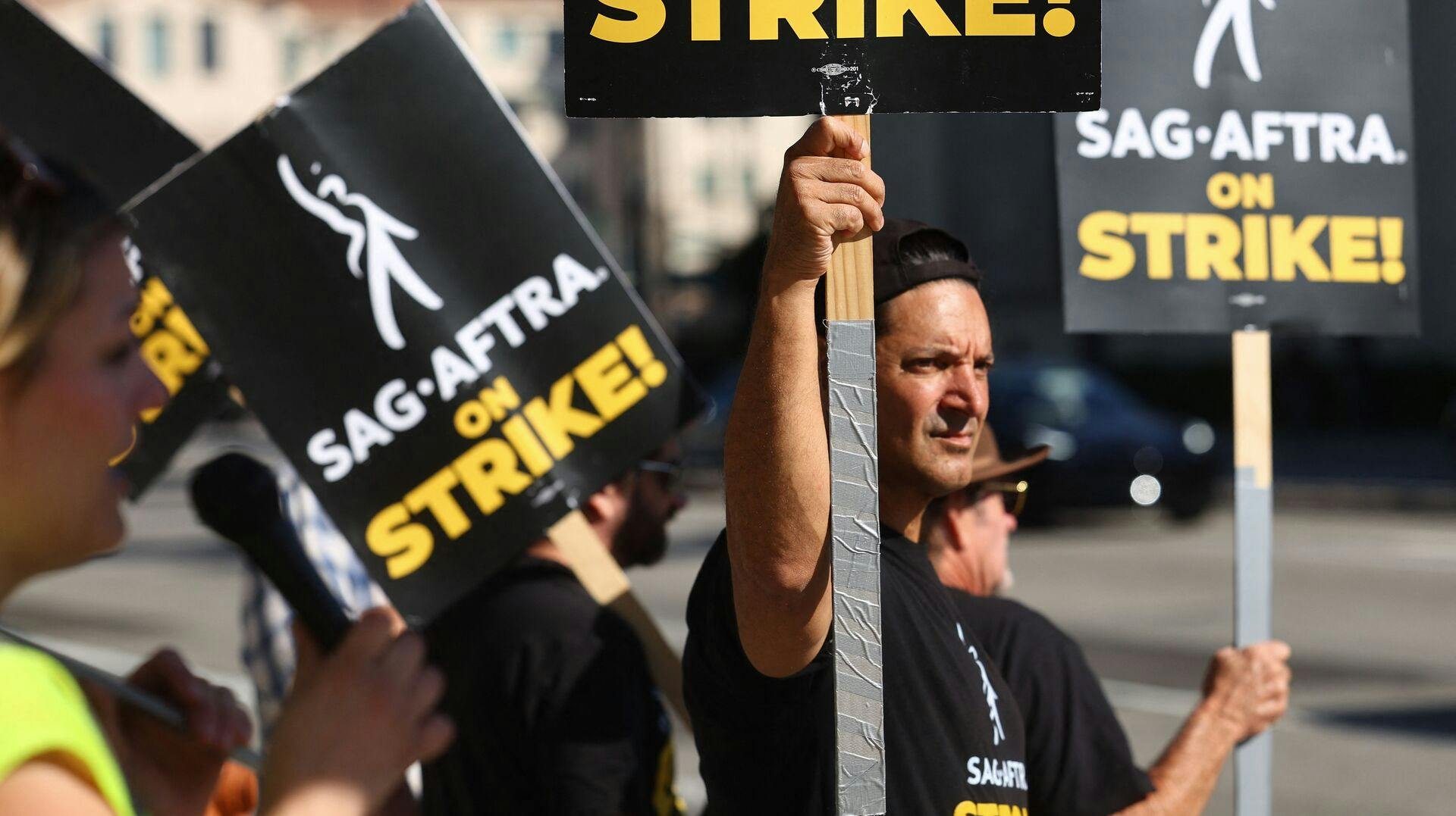 BURBANK, CALIFORNIA - SEPTEMBER 26: