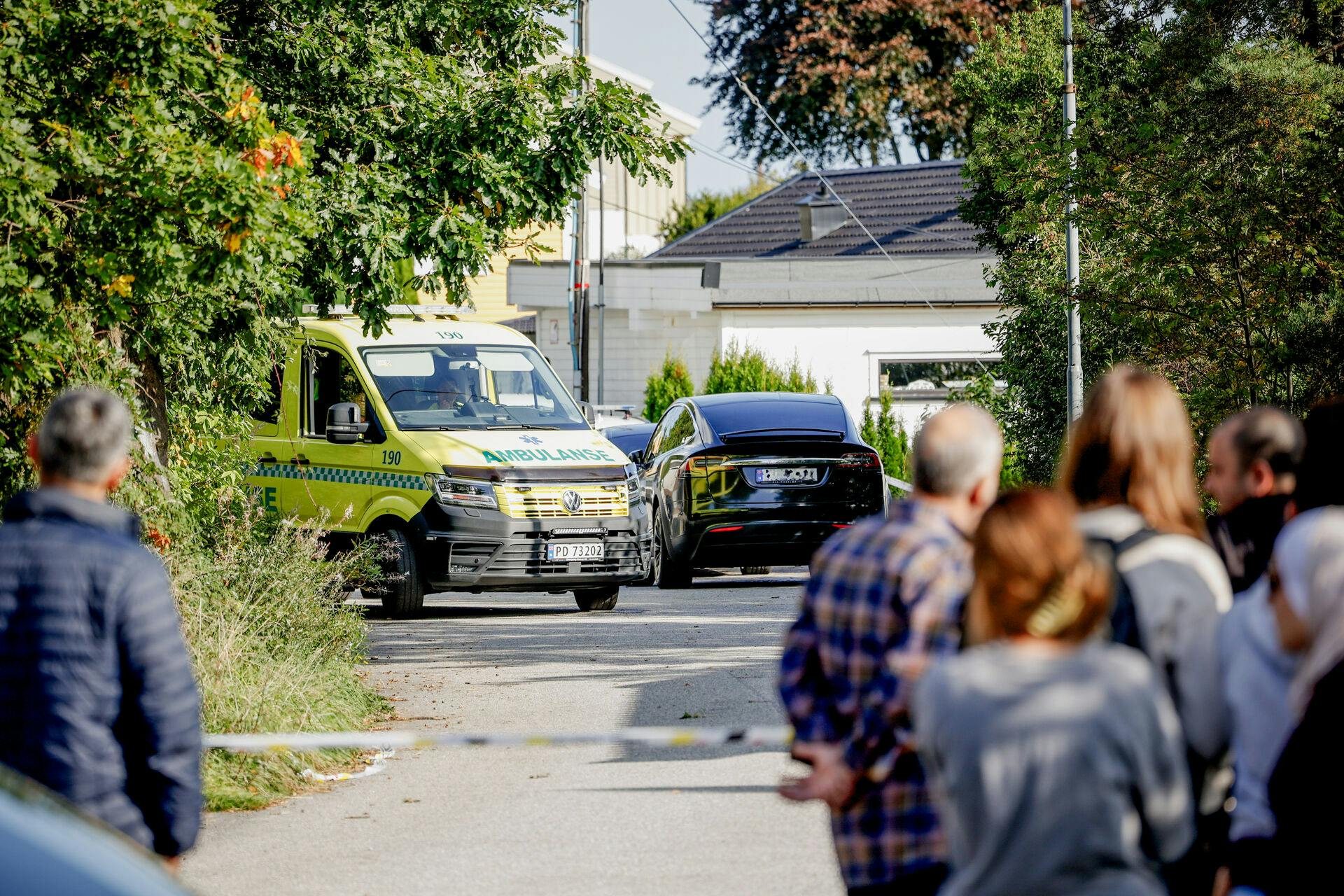 Kristiansand 20230927. Politi og ambulanse har rykket ut til en adresse i Vågsbygd i Kristiansand etter en voldshendelse. Foto: Tor Erik Schrøder / NTB