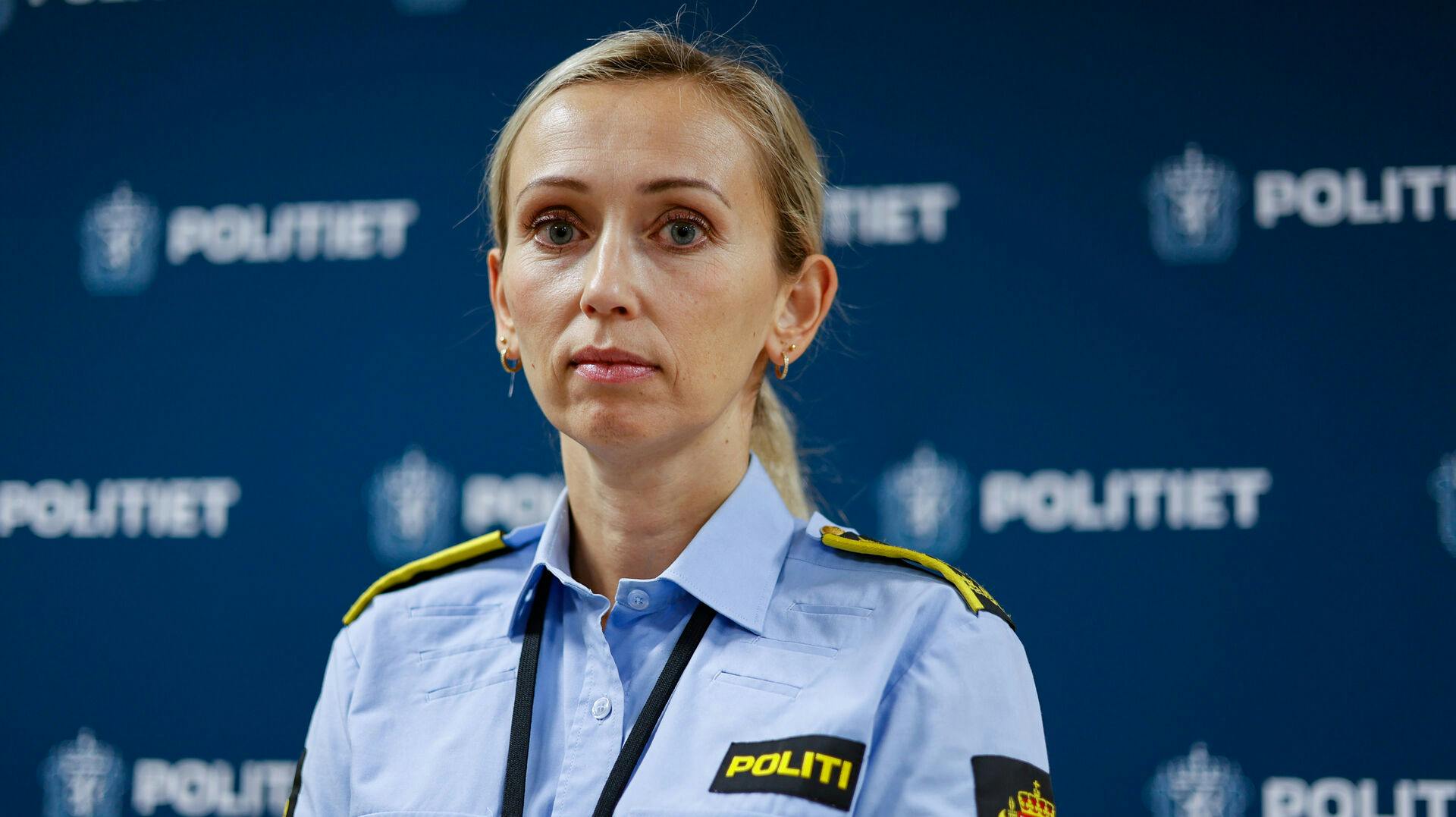 Politiinspektør Cecilie Pedersen fortæller på et pressemøde, at de efterforsker et dobbeltdrab på en mor og hendes otteårige datter.
