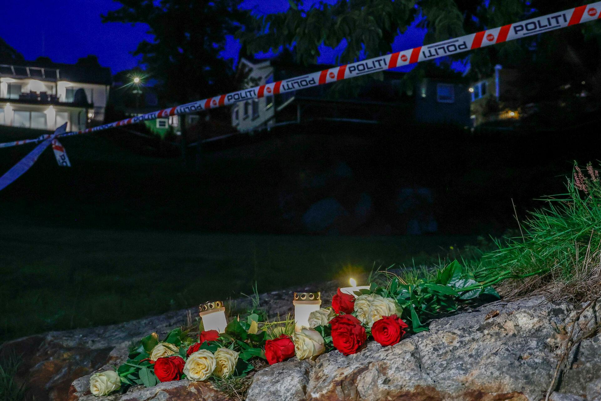 Kristiansand 20230927. Blomster og lys under politisperringene ved stedet der en mor og hennes 8 år gamle datter ble fundet død i en bolig i Vågsbygd i Kristiansand. Foto: Tor Erik Schrøder / NTB