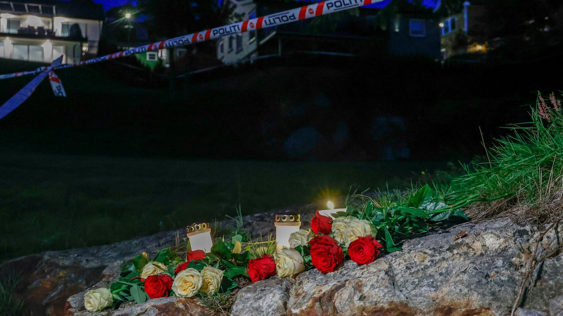 Kristiansand 20230927. Blomster og lys under politisperringene ved stedet der en mor og hennes 8 år gamle datter ble fundet død i en bolig i Vågsbygd i Kristiansand. Foto: Tor Erik Schrøder / NTB