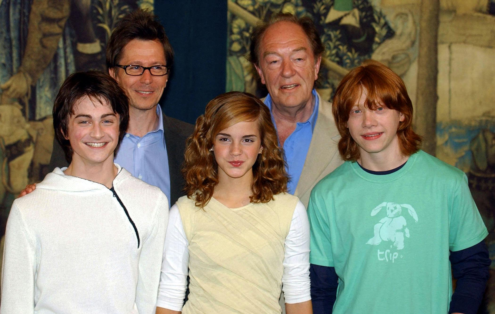 Daniel Radcliffe (Harry Potter); Gary Oldman (Sirius Black); Emma Watson (Hermione Granger) ; Michael Gambon (Dumbledore) and Rupert Grint (Ron Weasley), pose at a photocall at London's Liberal Club 27 May, 2004 for the next movie in the Harry Potter series. "Harry Potter and Prisoner of Azkaban, " will premier in London 30 May.  AFP PHOTO/MARTYN HAYHOW MARTIN HAYHOW / AFP