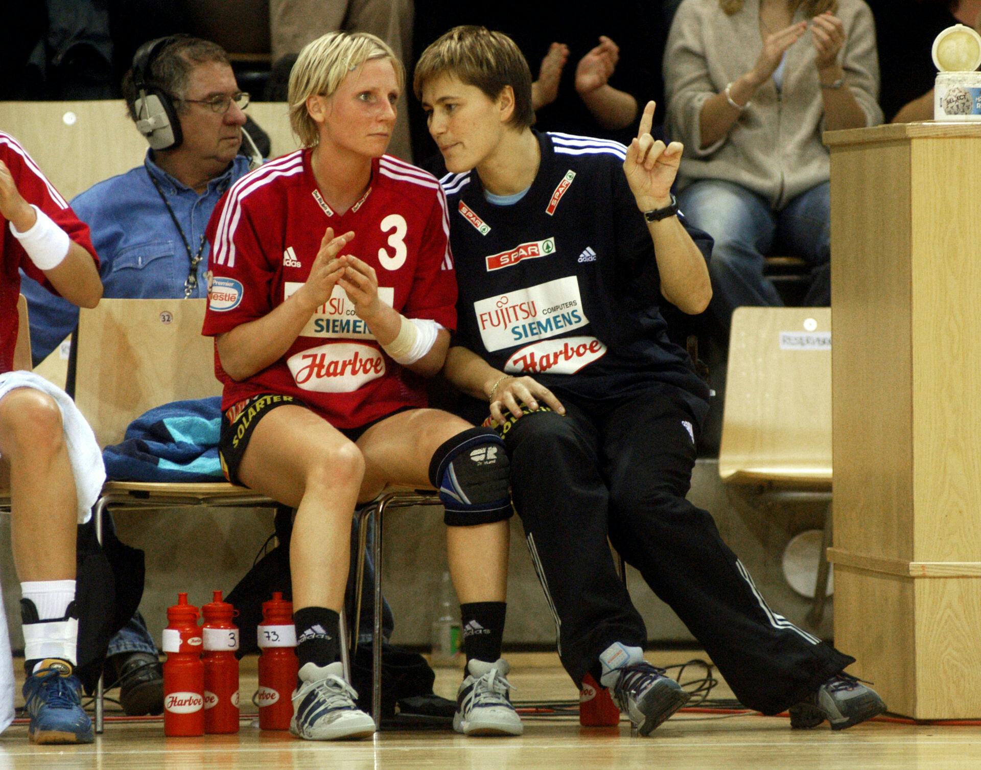 Århus november 14. 2002. Håndboldtræneren Anja Andersen er nu gået i krig mod Se og Hør for at have afsløret hendes forhold til sin egen Slagelse-spiller, Mette Melgaard.