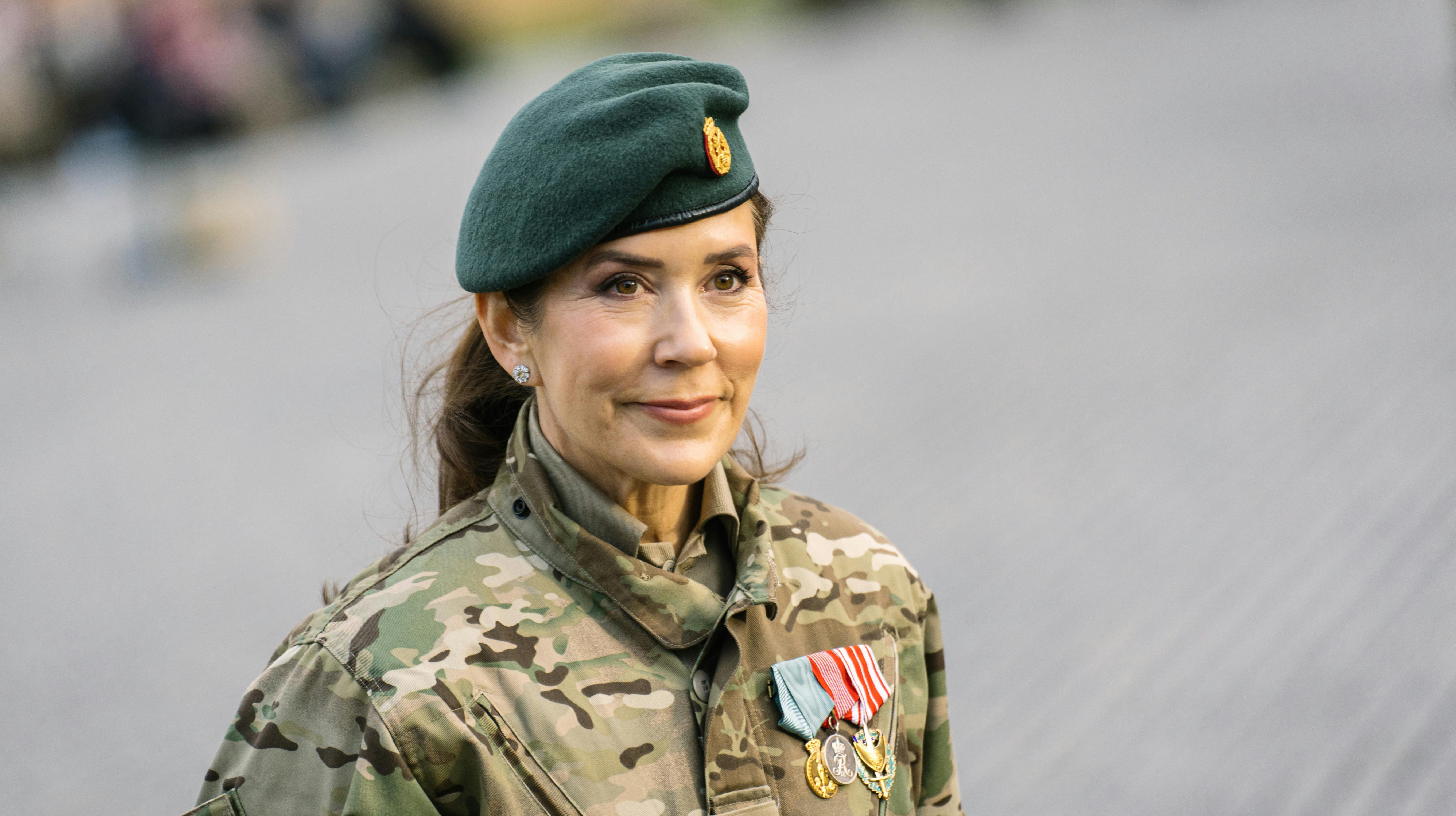 Her er kronprinsesse Mary til parade ved Hærhjemmeværns-distrikt København. Kronprinsessen er udnævnt til major af hjemmeværnet.