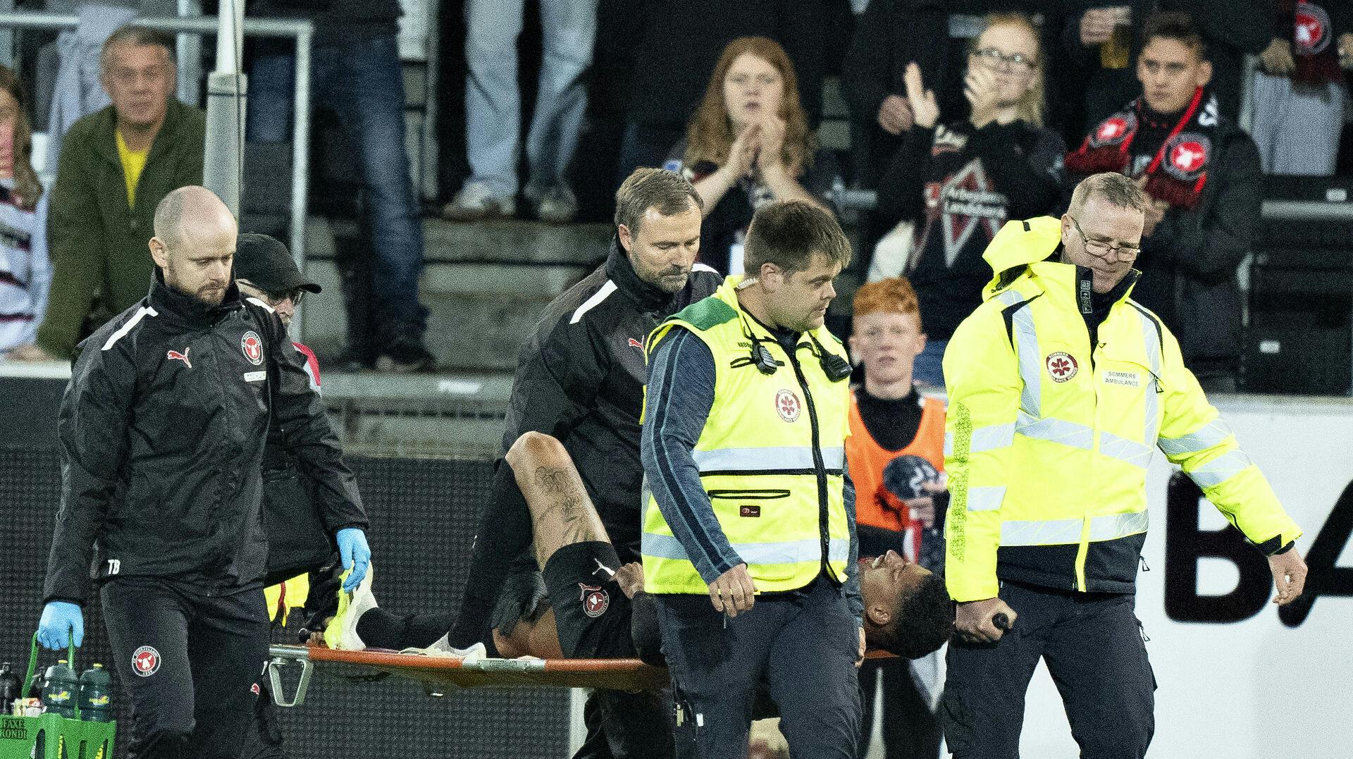 FC Midtjyllands Da Silva Liberato Marrony blev båret fra banen i superligakampen mellem FC Midtjylland og OB på MCH Arena i Herning søndag.