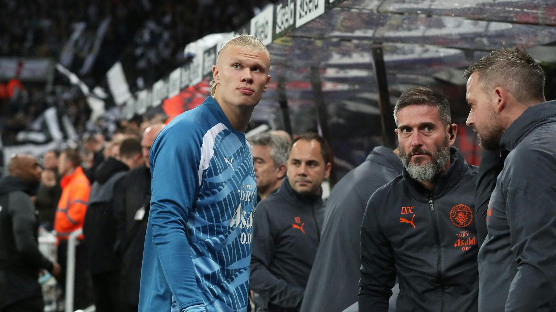 Erling Haaland på bænken mod Newcastle i går aftes - i levende live.
