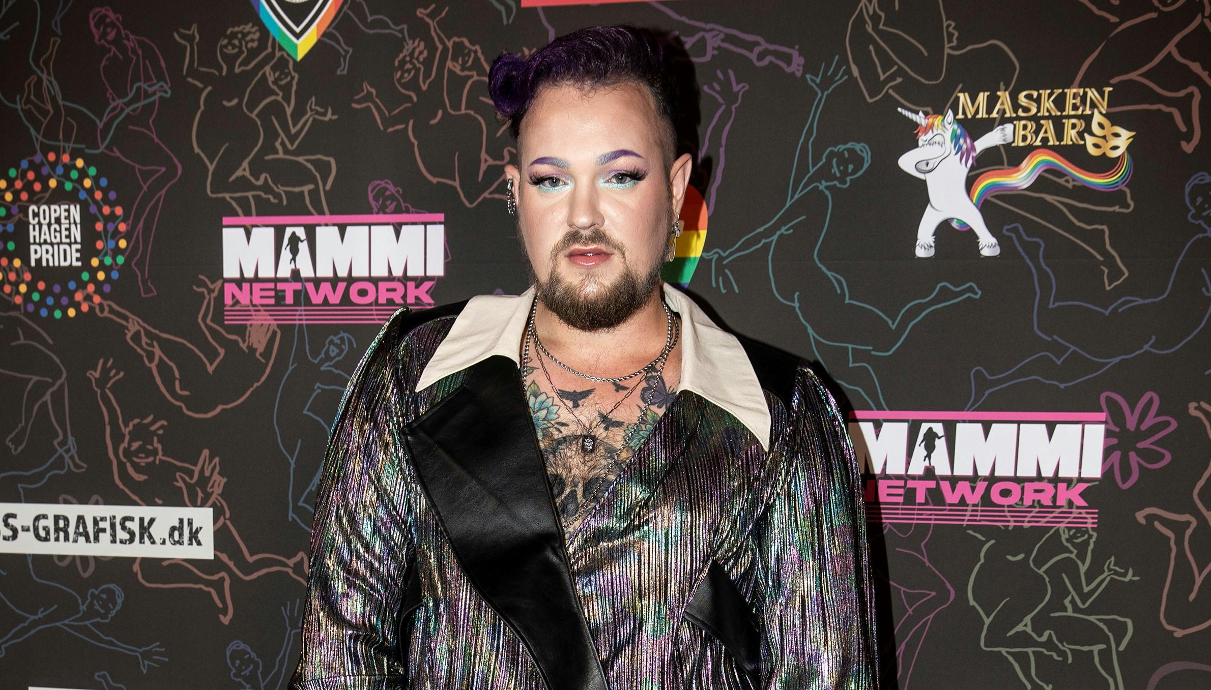 Makeuppen sad som sædvanligt on point, da moster Niller ankom til Danish Rainbow Awards onsdag aften.&nbsp;