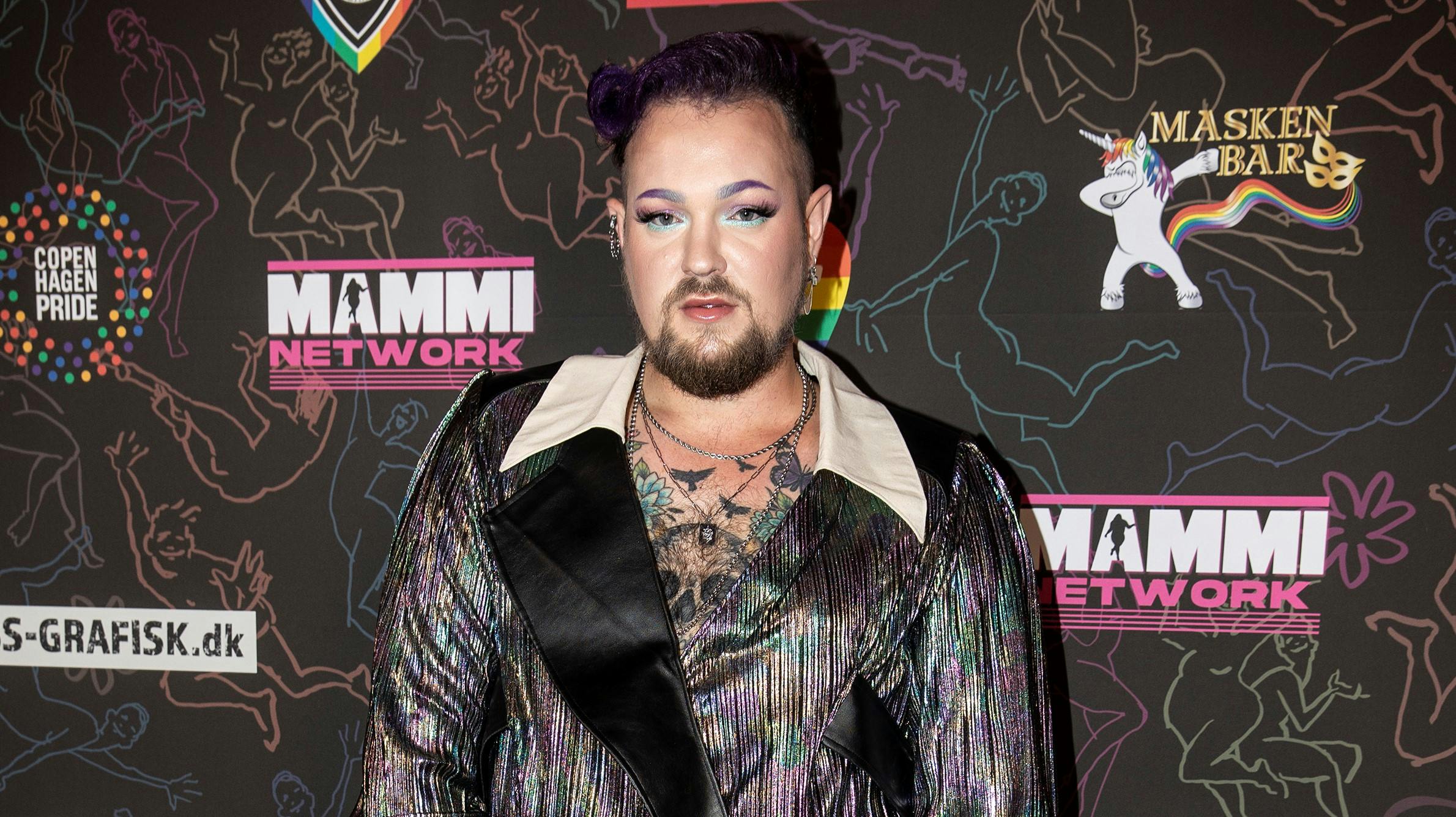Makeuppen sad som sædvanligt on point, da moster Niller ankom til Danish Rainbow Awards onsdag aften. 